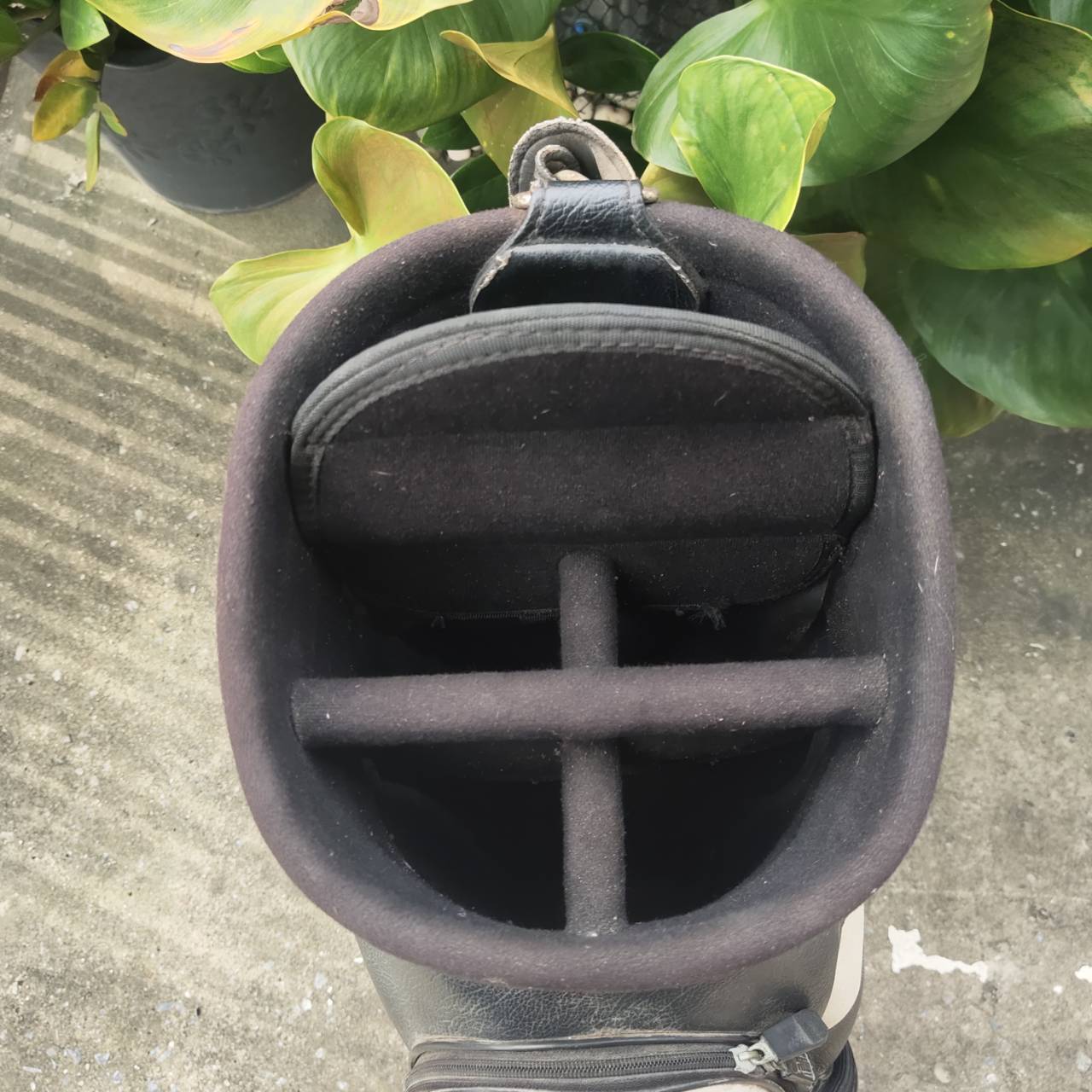 ถุงกอล์ฟ ลิโพตีไกล!!! สภาพถุงโดยรวม เรียบร้อย ซิปใช้ได้ดี ถุง TOUR