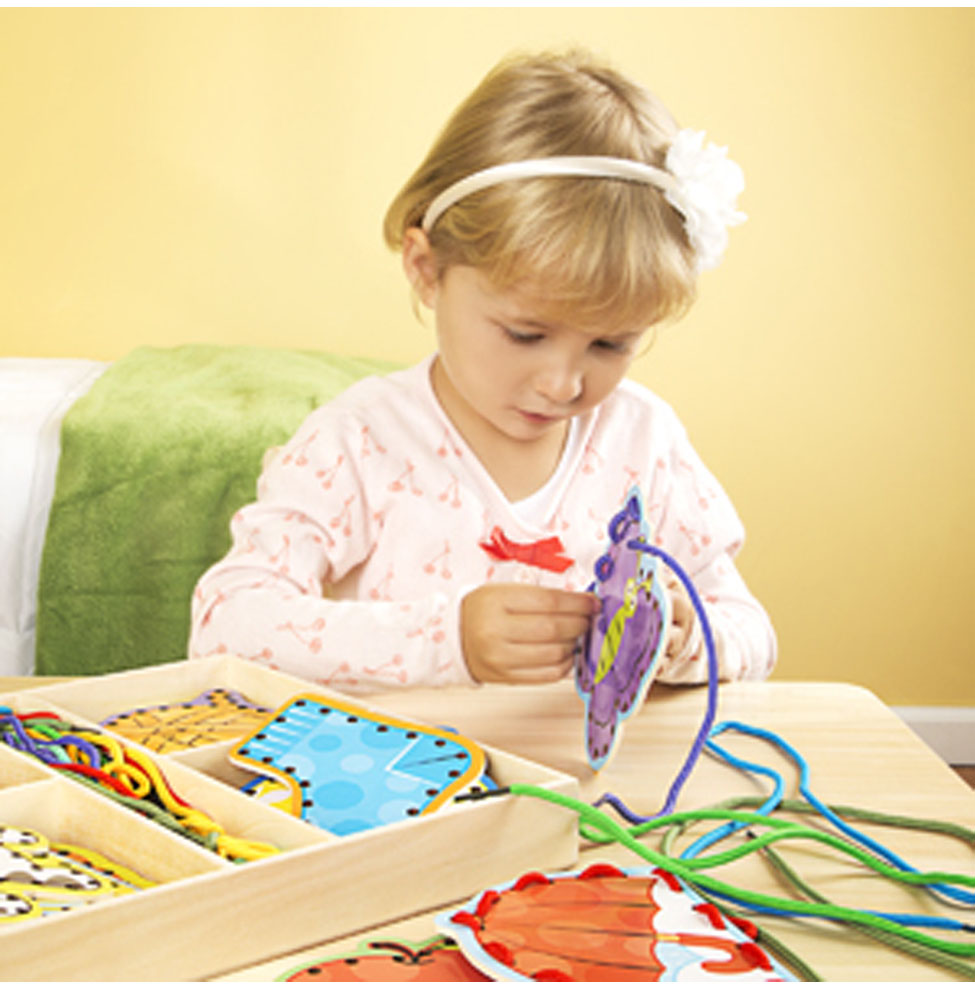 ชุดฝึกร้อยเชือกรุ่น A-Z ส่งเสริมพัฒนาการด้านการเรียนรู้ตัวอักษร คำศัพท์ เสริมสร้างพัฒนาการได้เป็นอย่างดี Alphabet Lacing Cards Melissa&Doug, ของเล่นเสริมพัฒนาการ, ของเล่น