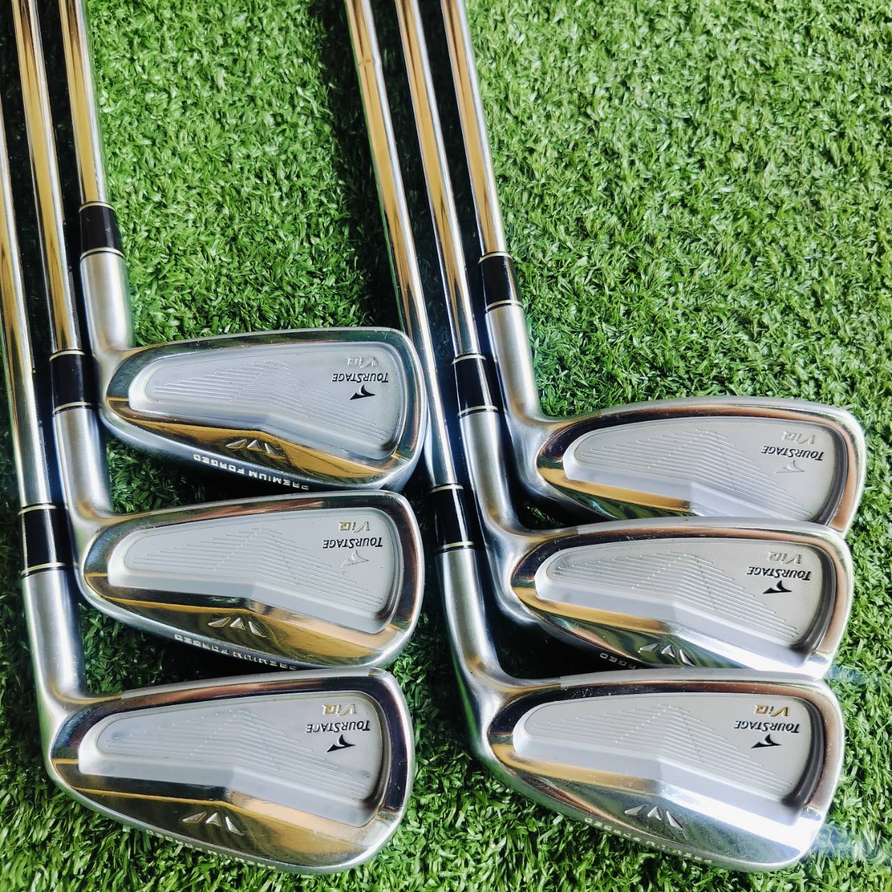 ชุดเหล็ก TOURSTAGE VIQ วัสดุ PREMIUM FORGED สวยจัด ตีนุ่มแบบจัดๆ และตีง่าย พรีเมี่ยมจริง มี CAVITY ช่วยให้ตีง่ายขึ้น และ ตีตรงอย่างมากเลยค่ะ แน่นๆ สปินดีด้วย ก้าน NS PRO V90 FLEX R เบา 90 กรัม ไม้กอล์ฟพรีเมี่ยมมือสอง ของแท้ By NakaraLuxurious