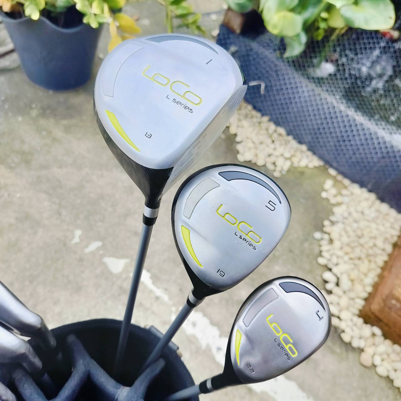 ไม้กอล์ฟครบชุดสำหรับผู้หญิง DUNLOP LOCO L SERIES ชุดคุณภาพมาตรฐาน ราคาสุดคุ้ม . ทั้งชุดประกอบด้วย Driver องศา13 กระดองเคฟล่า และแบนราบลงมา CG ต่ำ ตีง่าย และตีไกลอย่างมาก ไม้กอล์ฟพรีเมี่ยมญี่ปุ่นมือสอง ของแท้ By NakaraLuxurious