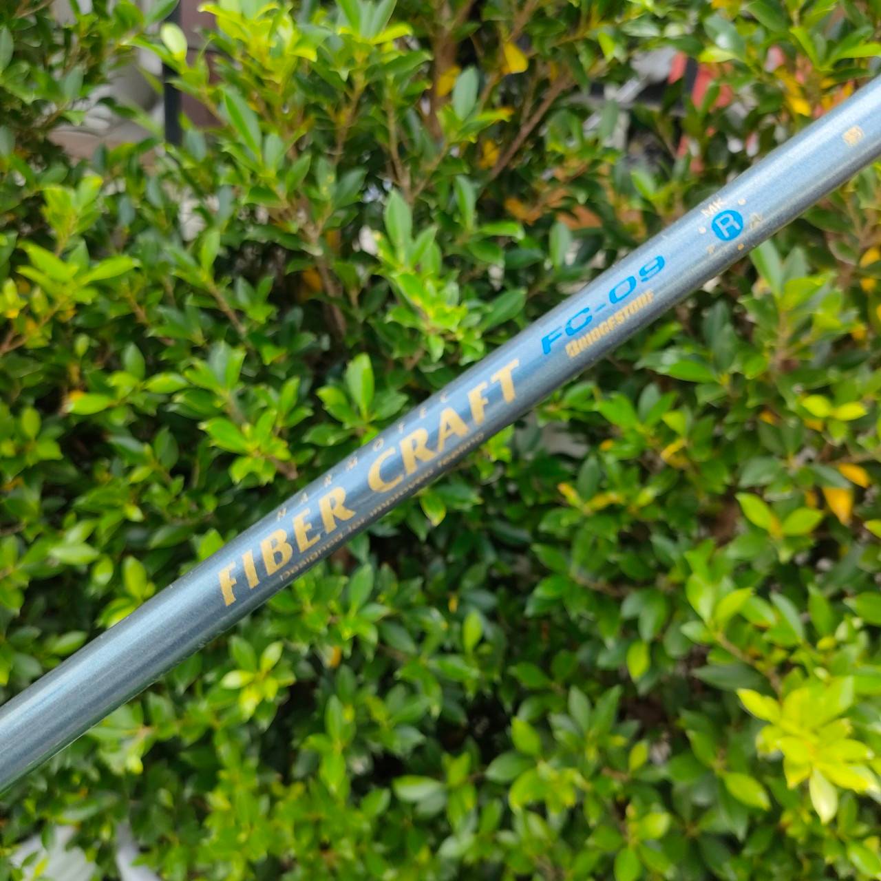 HYBRID BRIDESTONE CLUB-X ก้าน FIBER CRAFT FC-09 FLEX R องศา 23 DHM มีถ่วง 2 จุด และมี offset นิดหน่อย หน้าไม้กว้าง ทำให้ตีง่ายมากๆ