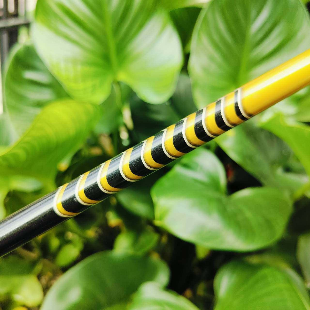 Driver SWORD SNIPER G ก้าน TOUR AD FLEX SR เป็นไม้สุดยอดหน้าเด้งพรีเมี่ยม ต้นตำหรับ ตีไกลมาก และรุ่นนี้ เป็นรุ่น G มีออฟเซ็ตเล็กน้อย ช่วยแก้ปัญหาสำหรับคนที่ตีเฟด ออกขวาให้กลับมาตีตรงได้ ไม้กอล์ฟพรีเมี่ยมมือสอง ของแท้ By NakaraLuxurious