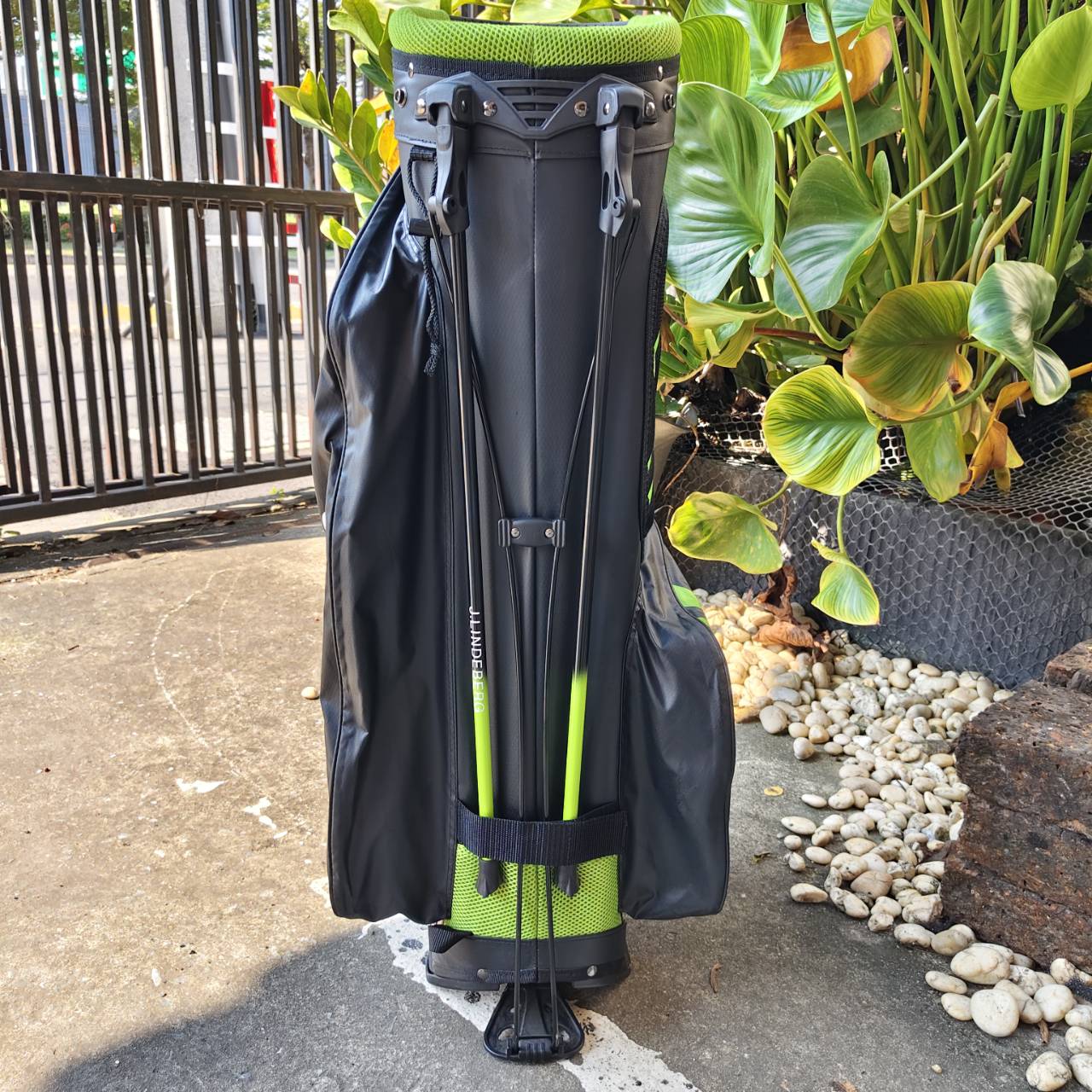 ถุงกอล์ฟขาตั้ง J.Lindeberg ผสานระหว่างสไตล์สแกนดิเนเวียทันสมัยเข้ากับฟังก์ชันการใช้งานระดับพรีเมียม