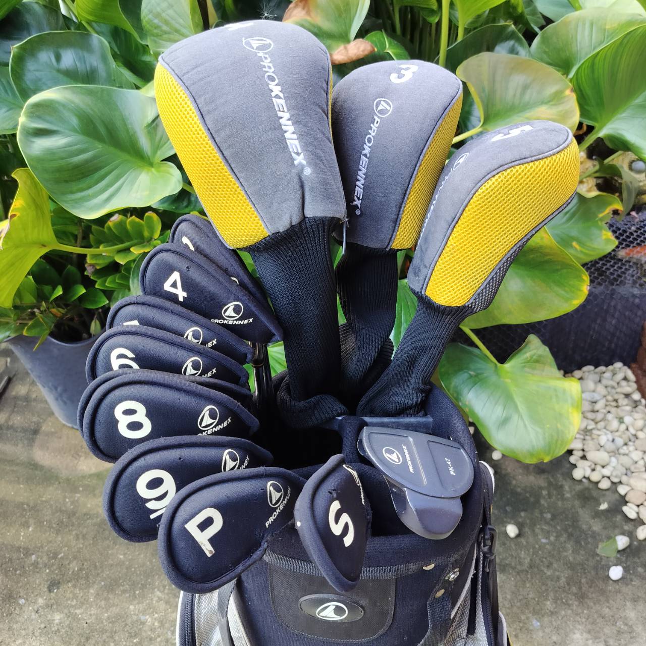 ไม้กอล์ฟครบชุด PRO KENNEX GRAND CANYON สภาพสวยงาม ให้ไม้มาได้ครบเครื่องมากๆ ดีทุกไม้ ถุงกอล์ฟ PROKENNEX เดิมตรงรุ่น และมี COVER ให้ครบทั้งชุดค่ะ ไม้กอล์ฟพรีเมี่ยมมือสอง ของแท้ By NakaraLuxurious