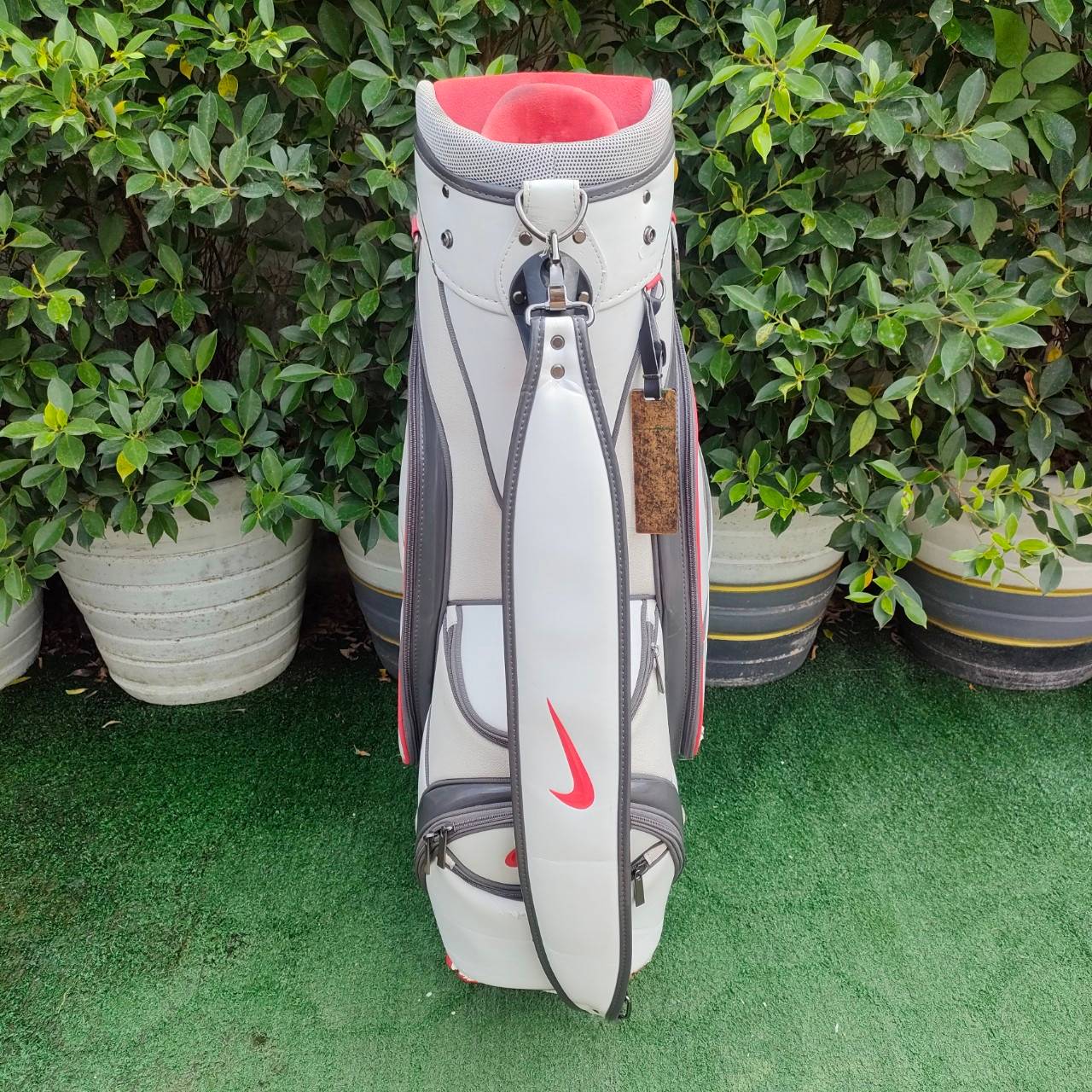 ถุงกอล์ฟ NIKE มือสอง ** ถุงกอล์ฟมีตำหนิ มีรอยลอก 2 จุด มีรุปให้ชมค่ะ **