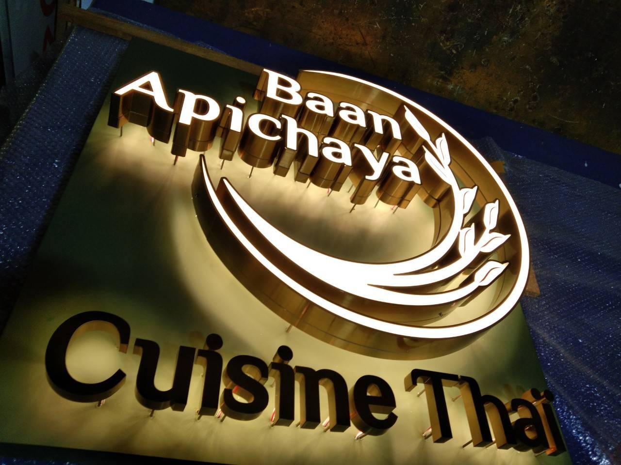 อักษรสแตนเลสหน้าทองแฮร์ไลน์