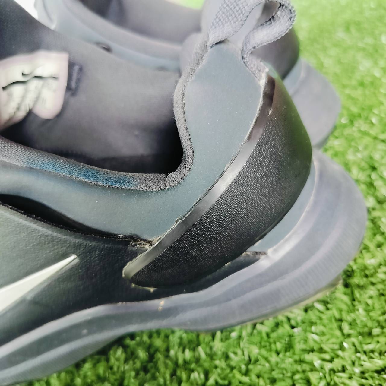 รองเท้ากอล์ฟ NIKE มือสอง เบอร์ 7W US ค่ะ ใส่ง่ายมาก เป็นเชือกแบบยางยืด ไม่ต้องคอยผูกเชือก ปุ่มยึดเกาะดีมาก ปรับเปลี่ยนได้ ไม้กอล์ฟพรีเมี่ยมญี่ปุ่นมือสอง By NakaraLuxurious