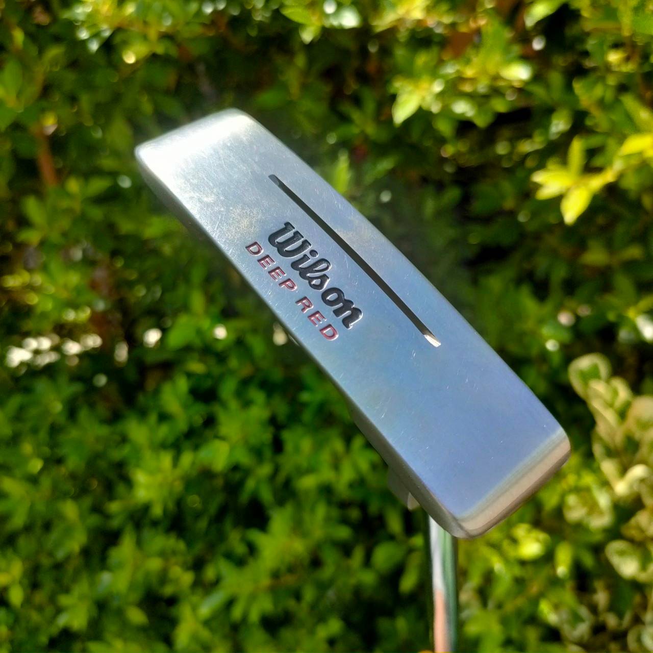 PUTTER WILSON DEEP RED ความยาว 35 นิ้ว ก้าน WILSON SHAFT สภาพสวยเหมือนของใหม่ ไม่เคยใช้งาน แค่พัตต์เล่นครั้งสองครั้ง รุ่นนี้น้ำหนักดีมากๆ!! ไม้กอล์ฟมือสอง ของแท้ BY NakaraLuxurious