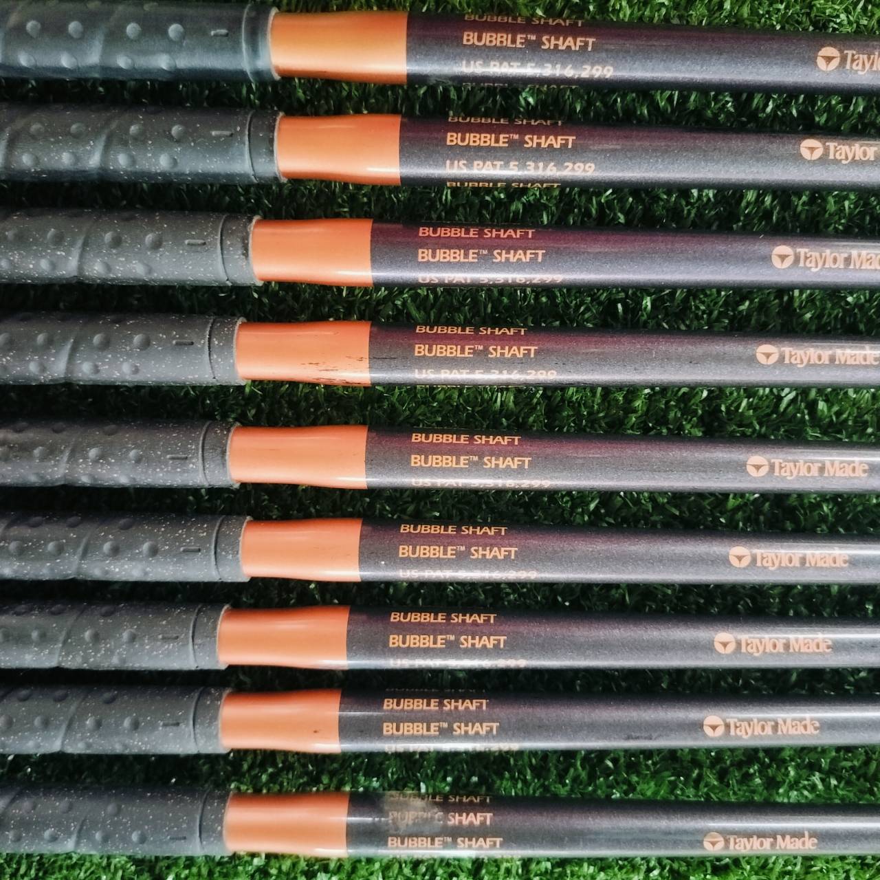 ชุดเหล็ก Taylormade TOUR BURNER มีเหล็ก 3 - 9 PW SW ครบเซ็ต สภาพสวยเดิม ก้านรุ่นนี้สุดพิเศษ เป็นก้านแบบ BUBBLE สวยเดิมทั้งชุด ก้านนี้หายากมาก ไม้กอล์ฟพรีเมี่ยมมือสอง ของแท้ By NakaraLuxurious
