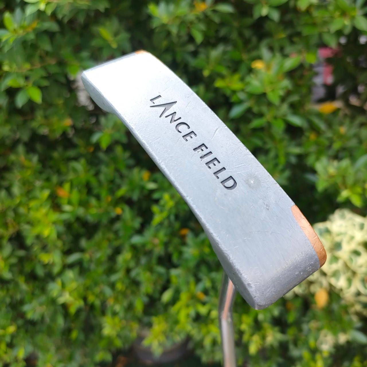 PUTTER LANCE FIFLD ความยาว 34 นิ้ว น้ำหนักดีมาก มีส่วนผสมของทองแดงทั้งด้านบนด้านล่าง บล๊านซ์มาก และยังหน้า MILLED เกาะไลน์สุดๆ!! ไม้กอล์ฟมือสอง ของแท้ BY NakaraLuxurious