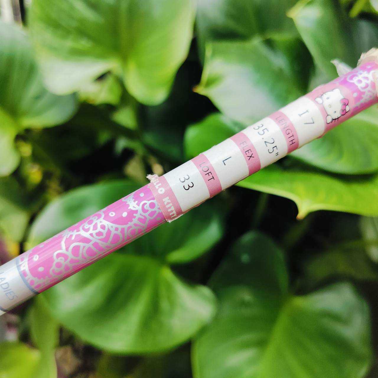 ** ไม้กอล์ฟสำหรับผู้หญิง ** FULLSET HELLO KITTY ของแท้!!! มีป้ายลิขสิทธิ์และราคาของใหม่ครบ พร้อมถุงกอล์ฟ KITTY สวยน่ารักมาก หายากมาก ทำออกมาน้อย ตีดี ตีง่ายมาก ไม้กอล์ฟพรีเมี่ยมมือสอง ของแท้ By NakaraLuxurious