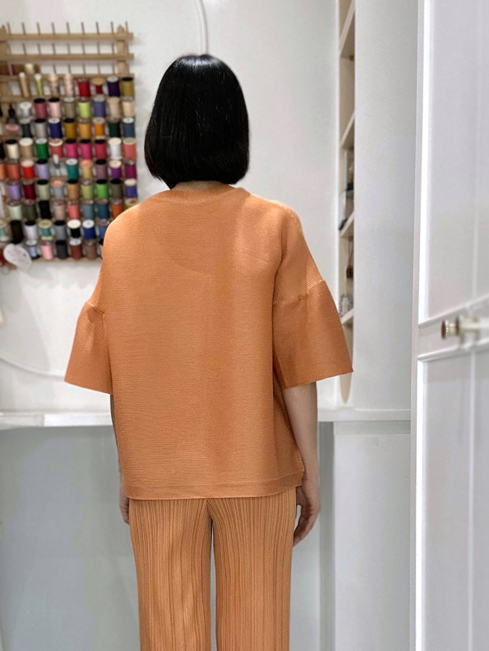 2MUAY รุ่น GJO1003 เสื้อพลีทคุณภาพ BELL SLEEVE PLEATED TOP สีดำ FREE SIZE