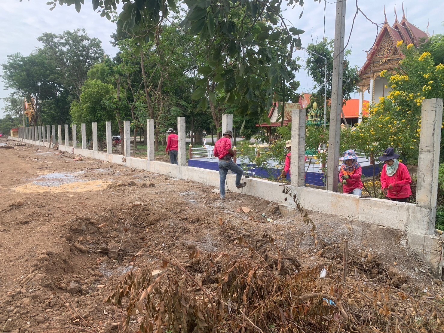 สร้างกำแพงวัดดงกะเชา จ.สุพรรณบุรี