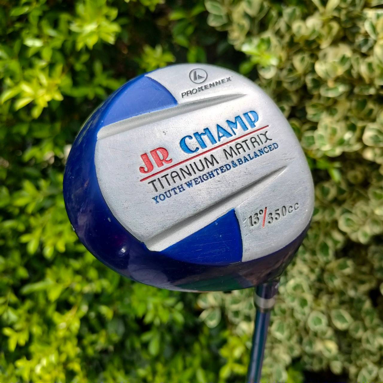 ** ไม้กอล์ฟสำหรับเด็ก ** DRIVER PROKENNEX JR CHAMP องศา 13 ก้าน JR CHAM ความยาวของไม้ 37 นิ้ว น้องๆเหมาะมาก ไม้คุณภาพดี องศาดี ก้านดี หัวใหญ่นะครับ ถ้าเทียบของเด็ก ตีง่ายมากๆๆ เด้งด้วยตีไกล