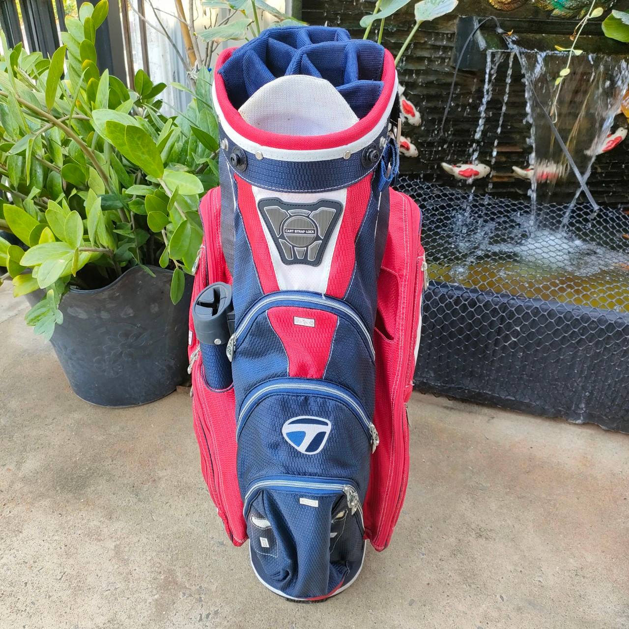*** ไม่มี COVER *** ถุงกอล์ฟ TAYLORMADE มือสอง แบบ 14 ช่อง สภาพสวยงามมาก ใช้งานดีมาก ถุงของแท้ ราคาของใหม่แพงมาก ไม้กอล์ฟมือสอง ของแท้ BY NakaraLuxurious