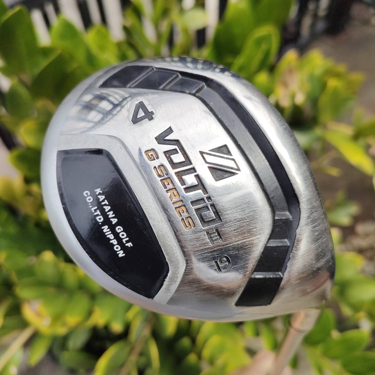 U4 KATANA VOLTIO III G SERIES เป็นรุ่นที่มีออฟเซ็ท ตีตรงมากๆ ช่วยท่านที่ตีไม่แม่น ตีเหล็กยาวไม่ได้ ต้องไม้นี้เลยค่ะ แก้ปัญหาตีเฟดได้อย่างดีมาก ไม้กอล์ฟพรีเมี่ยมญี่ปุ่นมือสอง ของแท้ By NakaraLuxurious