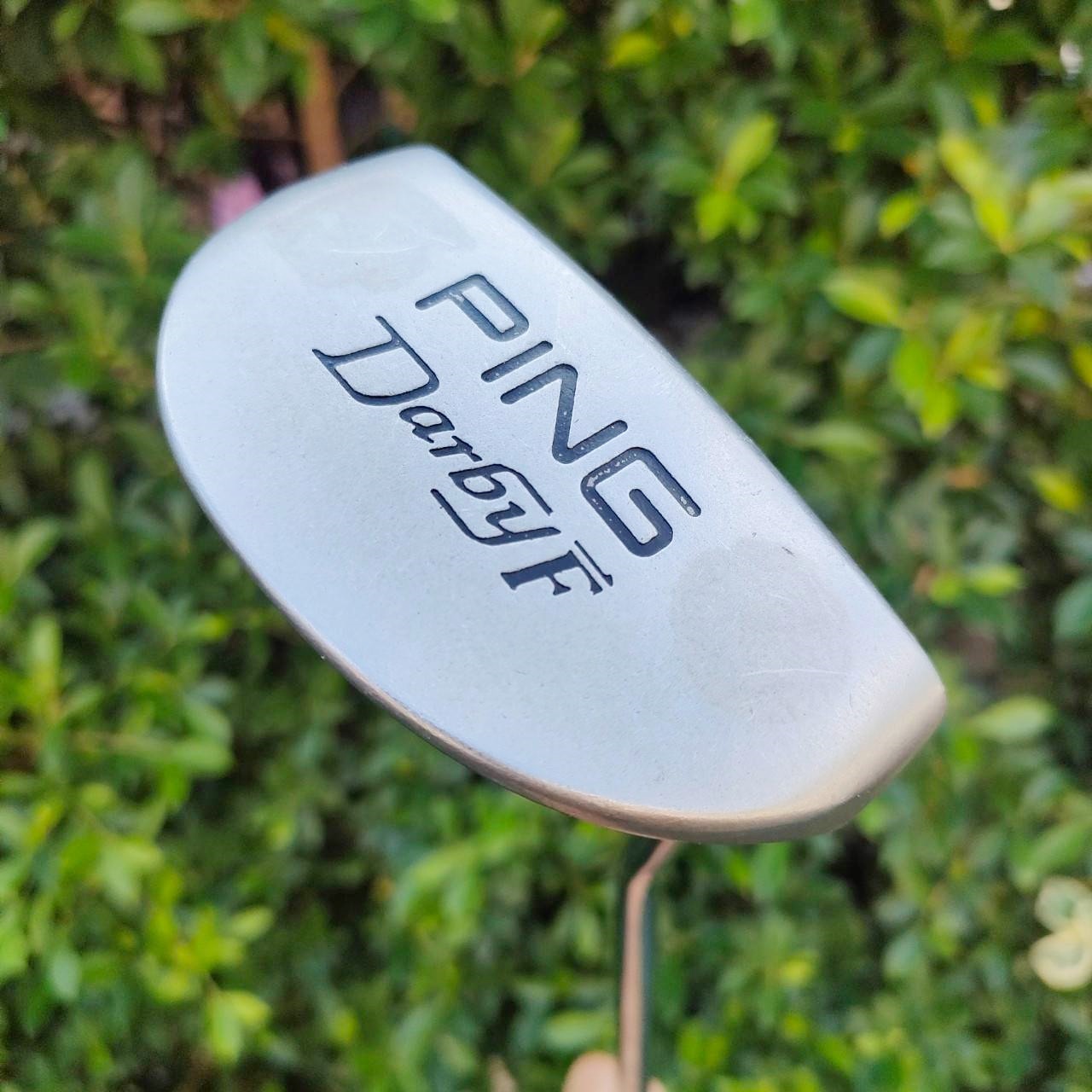 PUTTER PING DARBY F ความยาว 35 นิ้ว เป็นสุดยอดพัตเตอร์จาก PING อีกหนึ่งตัวที่ห้ามพลาด !! พัฒนามาจากรุ่นเดิมที่โด่งดัง โดยใส่อินเซิร์ท ทองแดงพรีเมี่ยม!! ไม้กอล์ฟมือสอง ของแท้ BY NakaraLuxurious