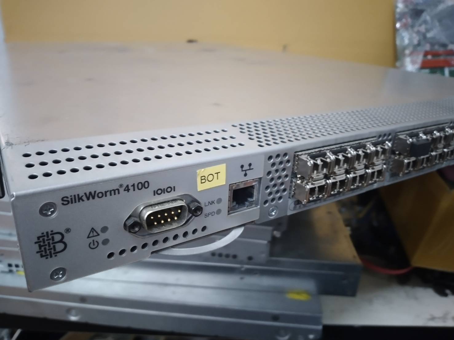EMC DS-4100B - SilkWorm 4100 Fibre Channel Switch