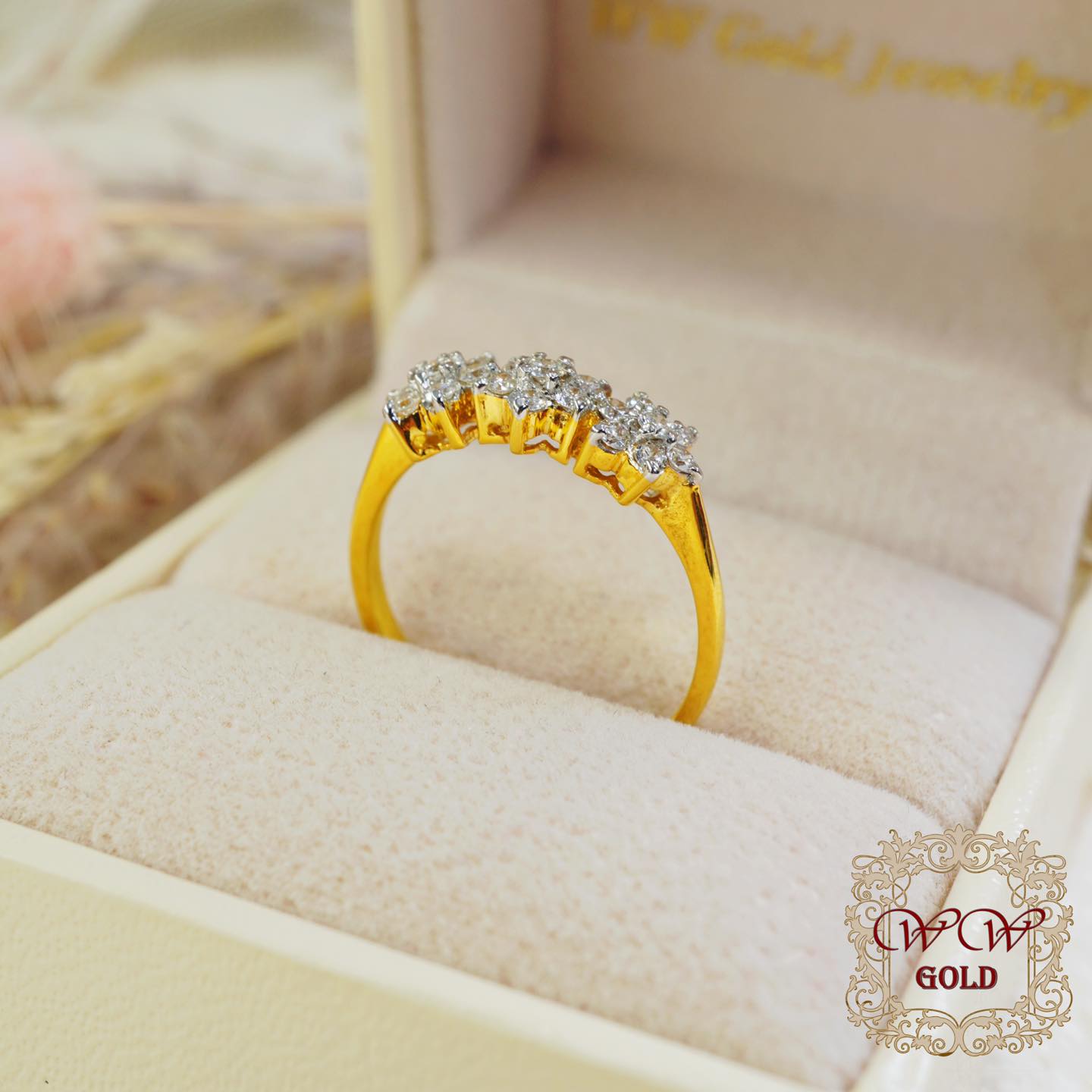 แหวนเพชรดอกพิกุลเรียง 3 ดอก ^^