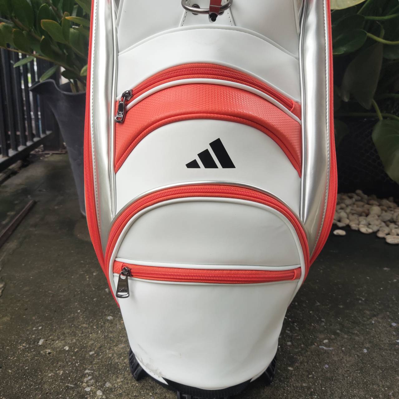 ถุงกอล์ฟมือสอง ของแท้ สภาพสวยเดิม Adidas Men's Performance Logo Golf Caddie Bag NMH90 เป็นถุงกอล์ฟรุ่นพรีเมียมจาก Adidas