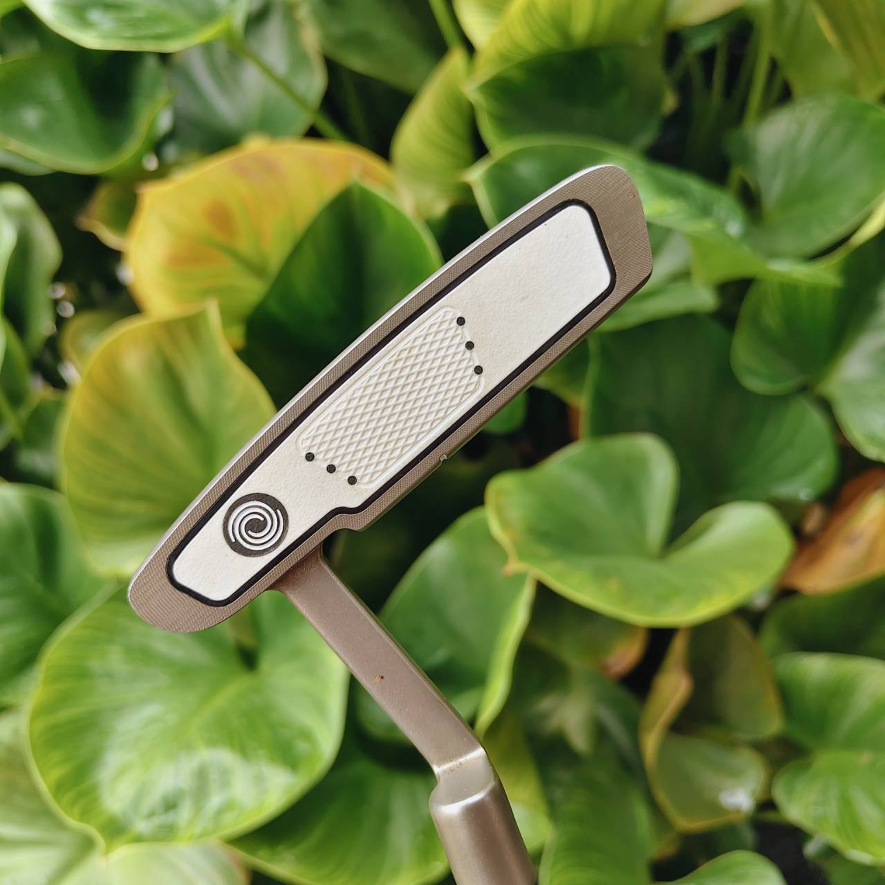 PUTTER ODYSSEY WHITE HOT TOUR #1 เสริมด้วยลวดลาย เพื่อเพิ่มการเกาะไลน์ของลูกอย่างดีเยี่ยม