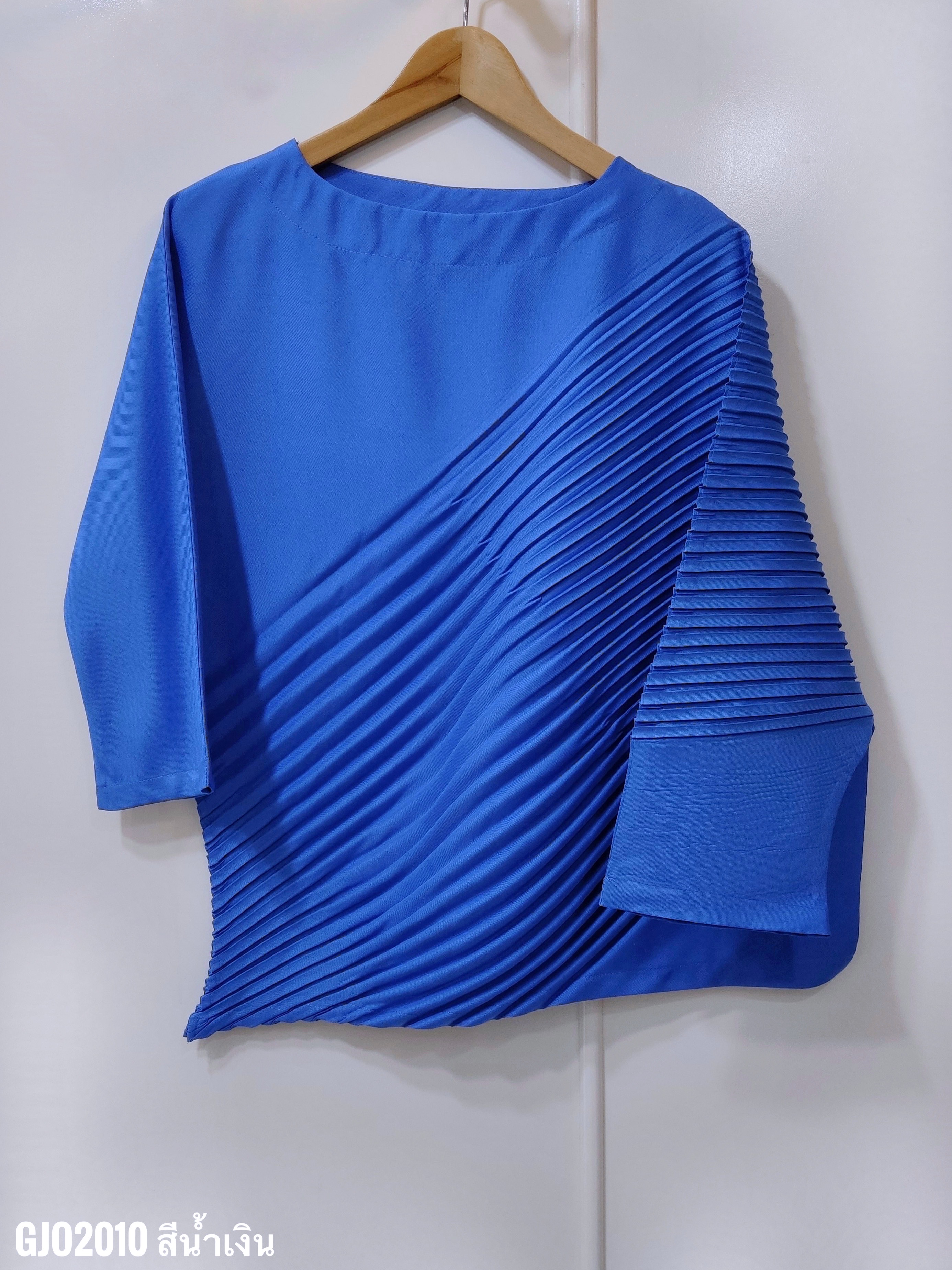 ปรับราคาลง20%!! อกไม่เกิน46 นิ้ว! 2MUAY รุ่น GJO2010 เสื้ออัดพลีทคุณภาพ CHIC DIAGONAL PLEATED TOP 6 สี FREE SIZE