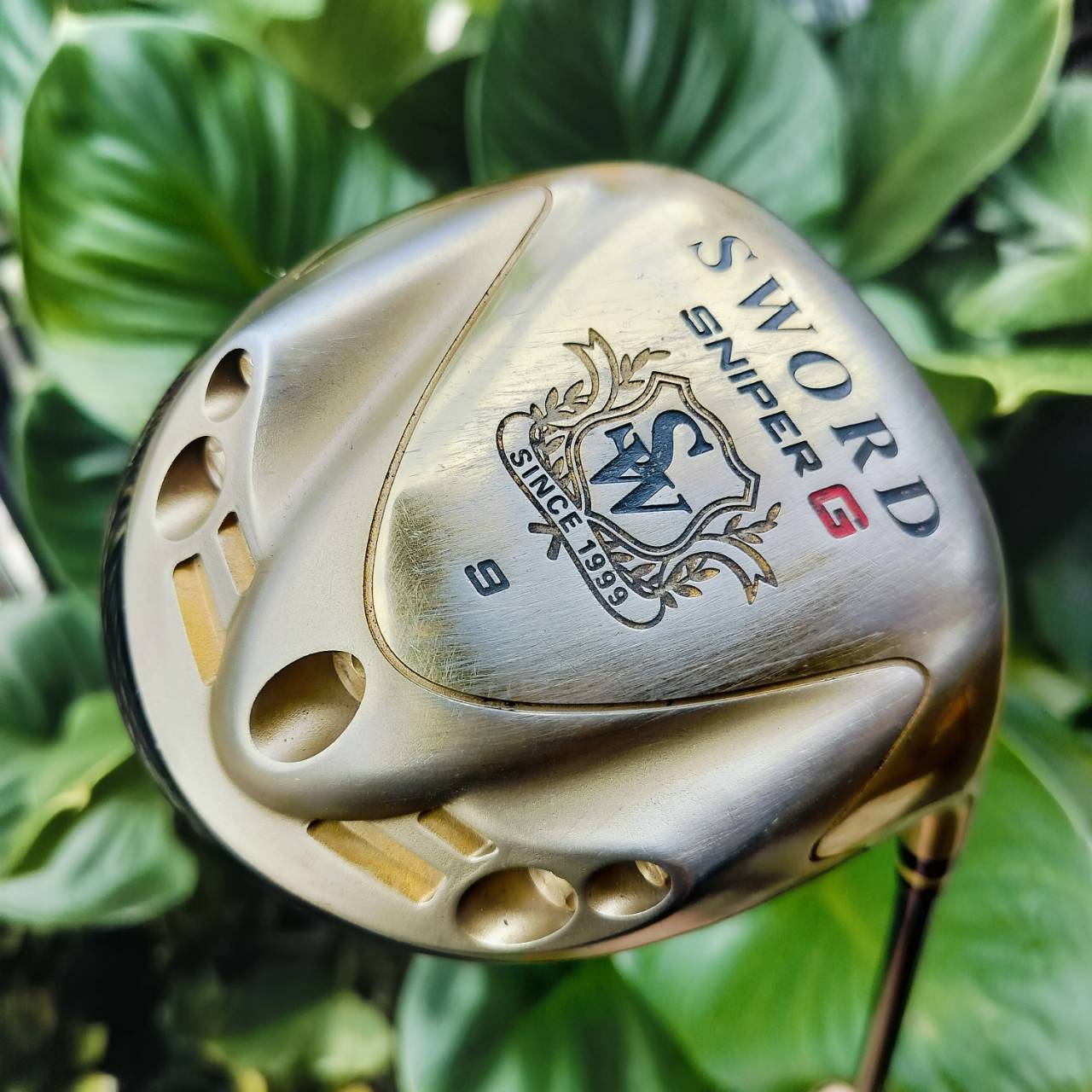 Driver SWORD SNIPER G ก้าน TOUR AD FLEX SR เป็นไม้สุดยอดหน้าเด้งพรีเมี่ยม ต้นตำหรับ ตีไกลมาก และรุ่นนี้ เป็นรุ่น G มีออฟเซ็ตเล็กน้อย ช่วยแก้ปัญหาสำหรับคนที่ตีเฟด ออกขวาให้กลับมาตีตรงได้ ไม้กอล์ฟพรีเมี่ยมมือสอง ของแท้ By NakaraLuxurious