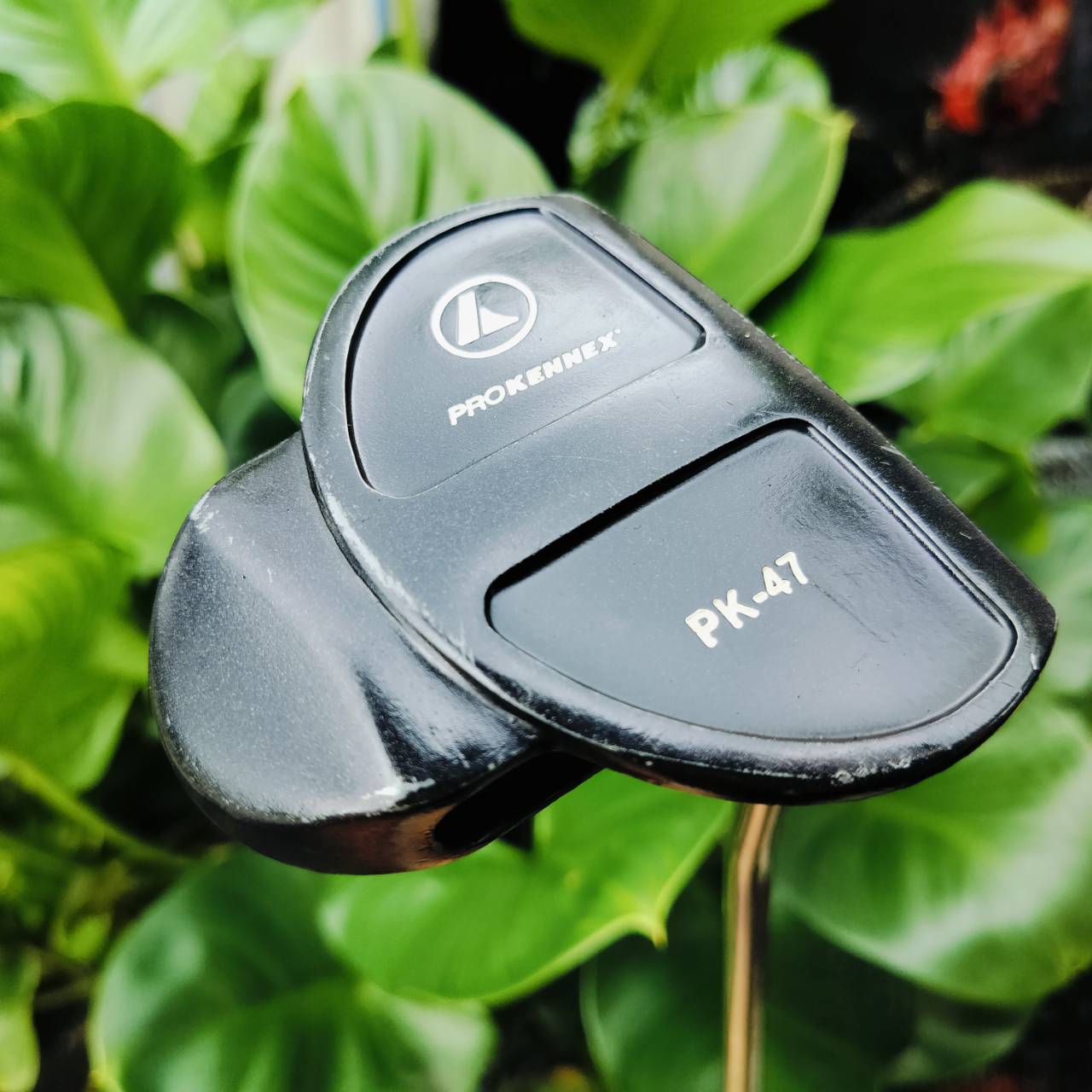 PUTTER PROKENNEX PK47 ความยาว 35 นิ้ว เป็นแบบสามบอล ชดเชยความผิดพลาดสูง สโตรคง่าย เล็งบอลได้ดี เวลาเหวี่ยงแล้วเห็นทิศทาง ได้ชัดมาก หน้าอินเซิร์ทนุ่มและเกาะไลน์ ไม้กอล์ฟพรีเมี่ยมมือสอง ของแท้ By NakaraLuxurious