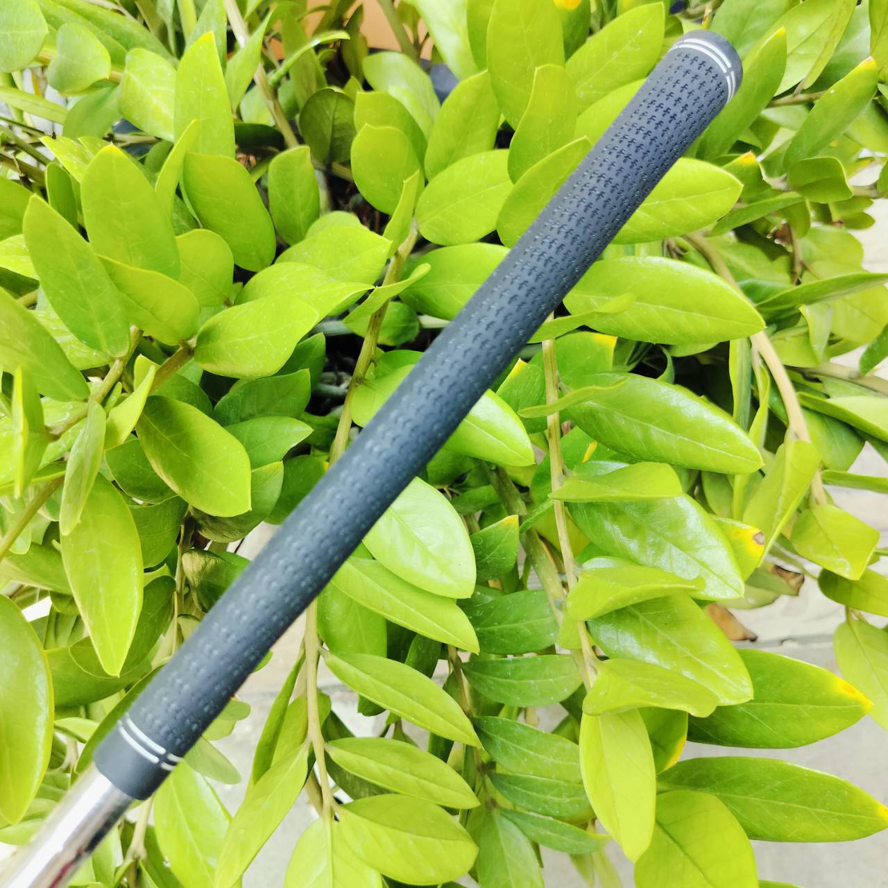SW QUICK STIK2 องศา 56 WEDGE สำหรับคนชอบเล่นของ เป็น WEDGE ที่ระเบิดทรายได้ดีมาก เอก PAT PEND ทรัพย์สินทางปัญญา ด้าน SOLE ปาดลง ให้ไม่ต้องกินทรายเยอะ ด้านหลังมีโพรง CAVITY เล็กน้อย ไม้กอล์ฟพรีเมี่ยมมือสอง ของแท้ By NakaraLuxurious