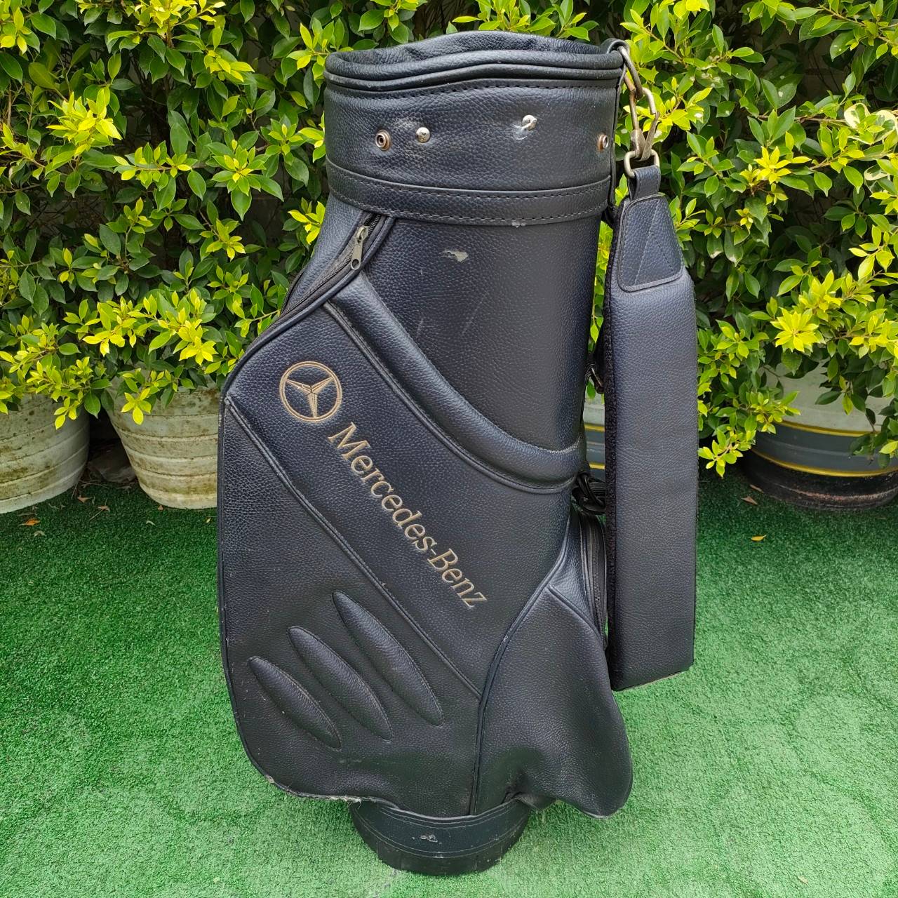 ถุงกอล์ฟ MERCEDES-BENZ มือสอง วัสดุหนัง ภายในบุกำมะหยี่ ถุงTOURใบใหญ่ ใส่ของได้เยอะ ถุงกอล์ฟมีรอยหนังขาดนิดหน่อย *** มีรูปให้ชมท้ายสุด*** มือสอง ของแท้ BY NakaraLuxurious