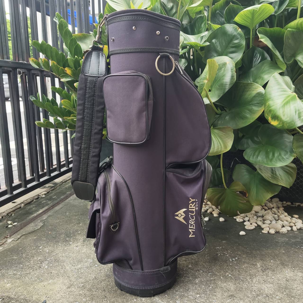 ถุงกอล์ฟ MERCURY มือสอง **แป๊กหลุด 1 จุด** สภาพโดยรวมพร้อมใช้เลยค่ะ