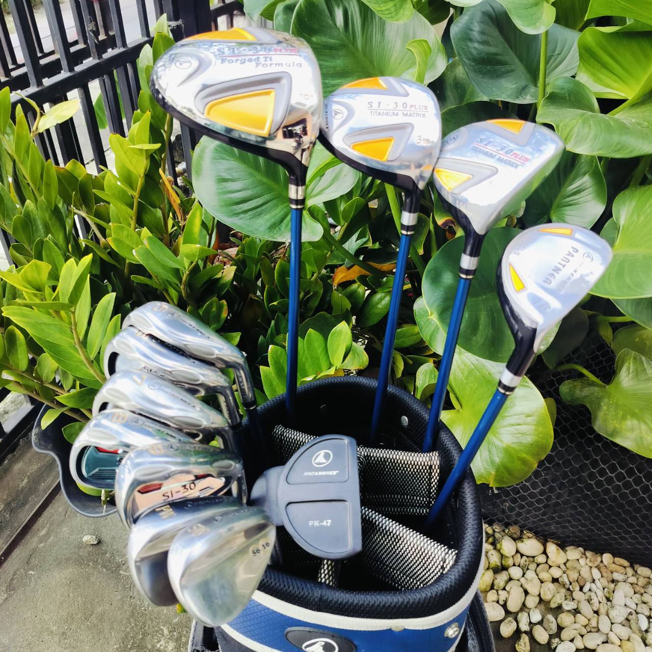 FULLSET PROKENNEX SI-30 PLUS ชุดใหญ่ หัวไม้ได้ถึง 4 หัว เดิมๆทุกชิ้น . ทั้งชุดประกอบด้วย Driver FW3 - 5 และ ไฮบริด ก้าน SI-30 PLUS FLEX R หัวใหญ่มาก ตีไกล เสียงเพราะ และมีออฟเซต ช่วยแก้ปัญหามือใหม่ ที่ชอบตีออกเฟดได้เป็นอย่างดีค่ะ