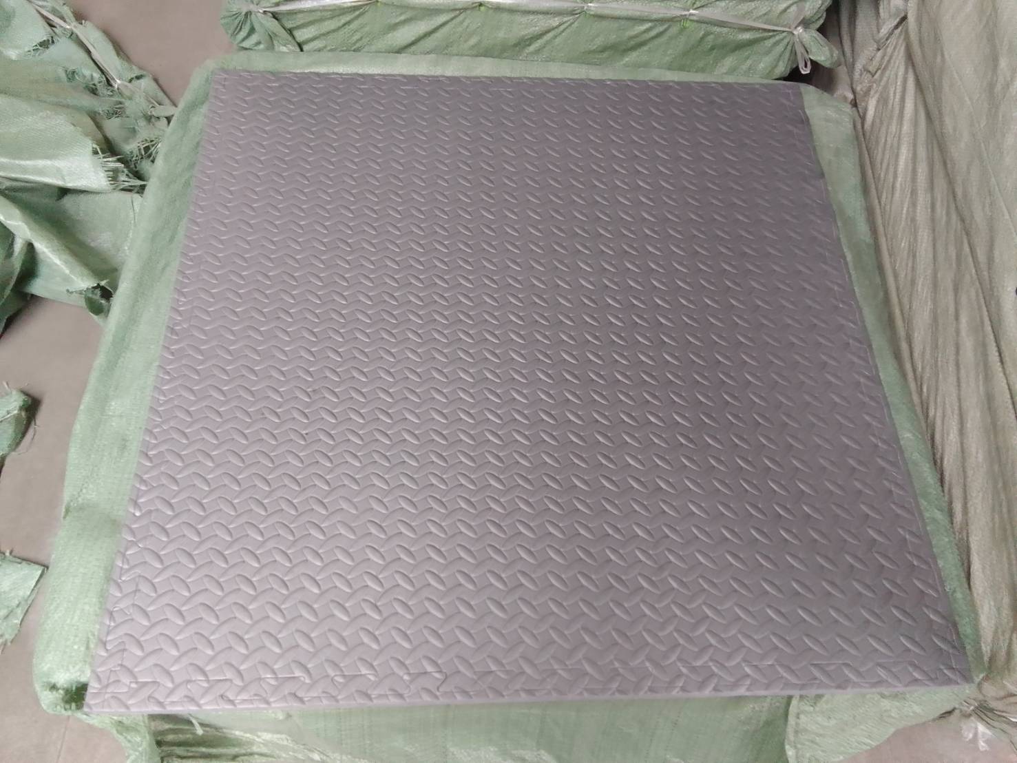 แผ่นโฟมปูพื้นกันกระแทก จิ๊กซอ EVA (งานนำเข้า) 20 มล 100x100 หนา2 ซม. ,แผ่นกันกระแทก,แผ่นโฟมปูพื้น, โฟมปูพื้น,จิ๊กซอว์ปูพื้น, แผ่นรองคลาน สำหรับเครื่องเล่นสนามในร่ม ห้องเด็กเล่น พร้อมส่ง ราคาโรงงาน