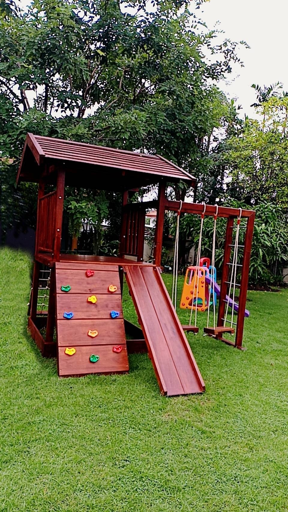 เครื่องเล่นสนามไม้กลางแจ้งชุดบ้านหรรษาไม้ มีสไลเดอร์ปีนป่ายพร้อมชิงช้าไม้ เครื่องเล่นสนามกลางแจ้ง ไม้เนื้อแข็ง ของเล่นสนาม woodplayground