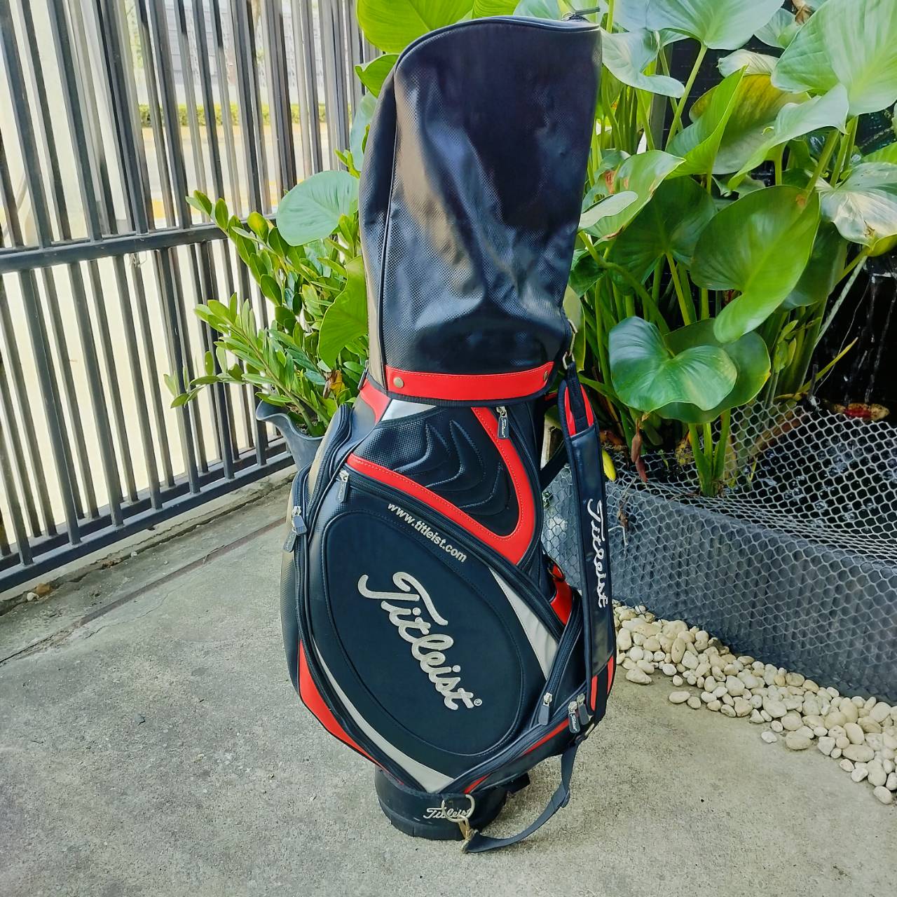 ถุงกอล์ฟ Titleist มือสอง สภาพสวยสมบูรณ์ น่าใช้มาก ถุง TOUR ใบใหญ่ใส่ของครบครัน