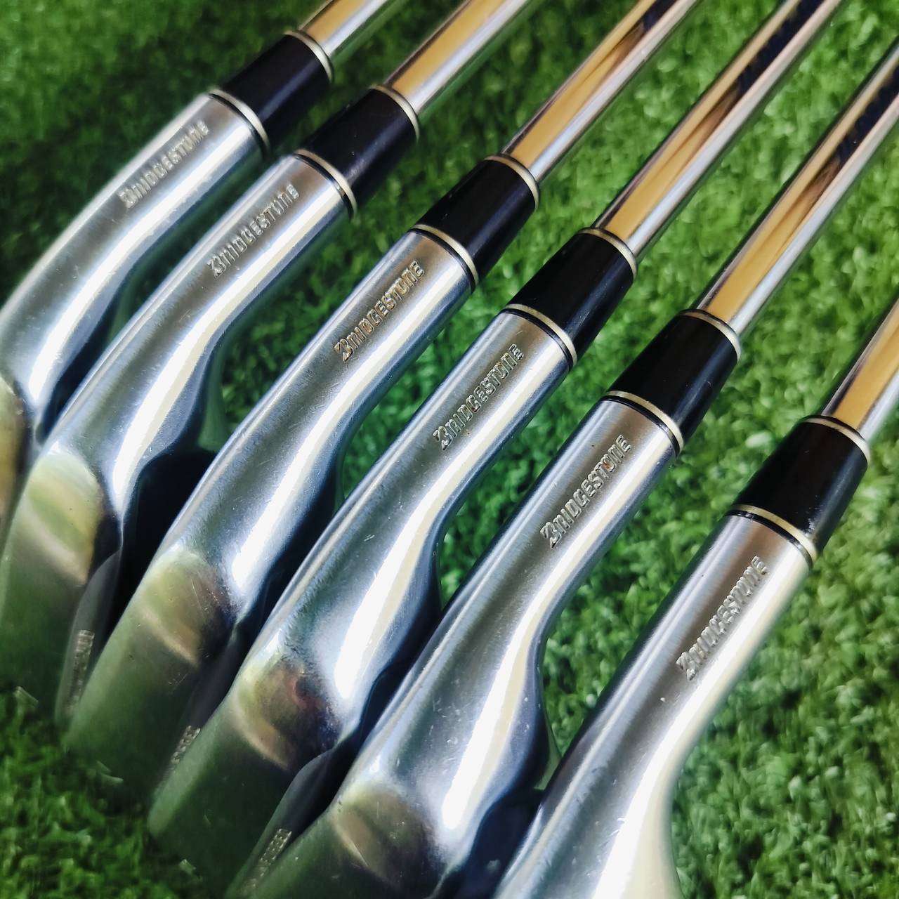 ชุดเหล็ก TOURSTAGE VIQ วัสดุ PREMIUM FORGED สวยจัด ตีนุ่มแบบจัดๆ และตีง่าย พรีเมี่ยมจริง มี CAVITY ช่วยให้ตีง่ายขึ้น และ ตีตรงอย่างมากเลยค่ะ แน่นๆ สปินดีด้วย ก้าน NS PRO V90 FLEX R เบา 90 กรัม ไม้กอล์ฟพรีเมี่ยมมือสอง ของแท้ By NakaraLuxurious