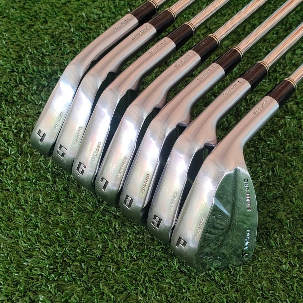 ชุดเหล็ก TOURSTAGE X-BLADE 905 มีเหล็ก 4 - 9 เเละ PW ก้าน DYNAMIC GOLD S200 เหล็ก FORGED พรีเมี่ยมญี่ปุ่นแท้ valuable . muscle!!! เหล็กทรงพลัง ปรับแต่งช๊อตได้ดังใจ เสียงปะทะแบบ มันสะใจที่สุด สภาพสวยเดิม!!! ไม้กอล์ฟมือสอง ของแท้ BY NakaraLuxurious