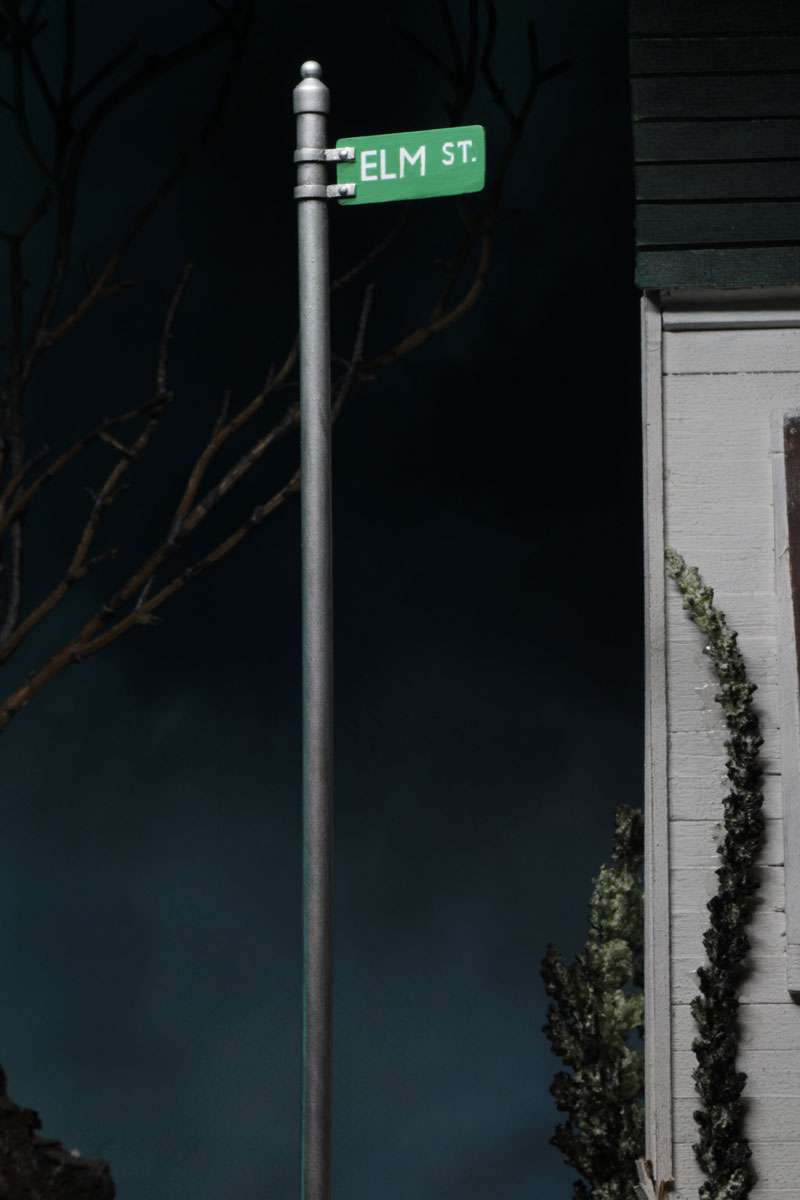 [พร้อมส่ง] Neca 7" Scale : Freddy's Diorama (เซตไอโอรามา ไม่รวมฟิกเกอร์)- Freddy Worm ,Freddy TV ,Elm Street signs