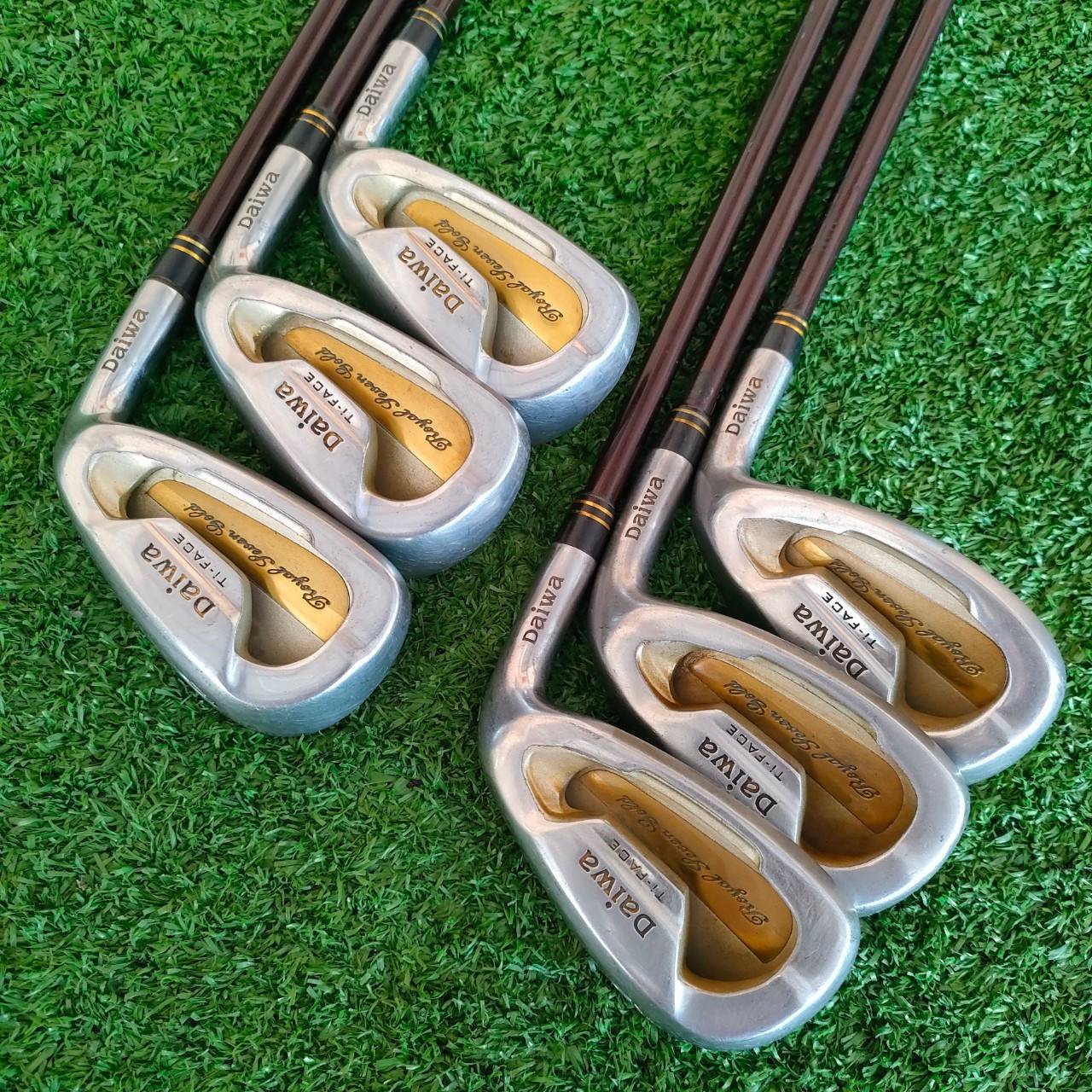 ชุดเหล็ก DAIWA DAIWA ROYAL LEVEN GOLD เป็นชุดพรีเมี่ยมสูงสุดของแบรนด์ DAIWA TI - FACE หน้าไทเทเนี่ยม หน้าเด้งแบบสุดขีด มีเหล็ก 6 - 9 เเละ PA SW ก้าน DAIWA ROYAL LEVEN GOLD FLEX R ไม้กอล์ฟมือสอง ของแท้ BY NakaraLuxurious