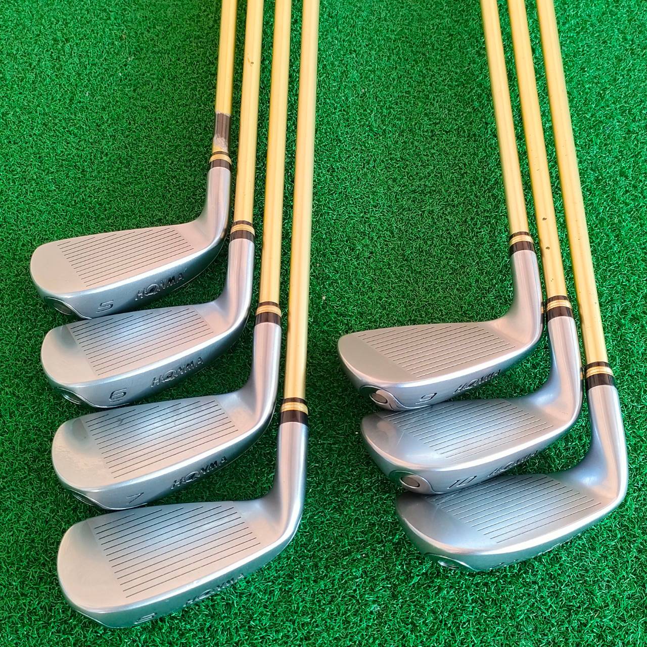 ชุดเหล็ก HONMA BERES FORGED-F MG700 มีเหล็ก 5 - 11 มีมากชิ้นกว่าชุดอื่น ระยะตีไกลกว่าเหล็กปกติถึง 1 เบอร์ เช่น เหล็ก 5 ตีระยะเท่าเหล็ก 4 สุดยอดวัสดุพรีเมี่ยมแบบสุดๆ และ ก้าน ARMRQ UD49 ก้าน 2 ดาว ** FLEX R