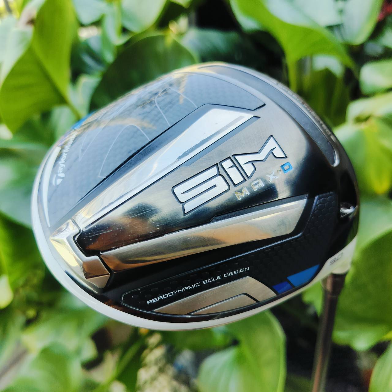 Driver Taylormade SIM MAX D (Draw Type) แก้ปัญหาตีเฟดโดยเฉพาะ ก้าน TOUR AD IZ5 FLEX S ช่วยชดเชยความผิดพลาดเมื่อตีลูกไม่โดนกลางหน้าไม้ ทำให้ได้วิถีลูกที่ตรง และแม่นยำสู่เป้าหมายมากขึ้น ไม้กอล์ฟพรีเมี่ยมมือสอง ของแท้ By NakaraLuxurious