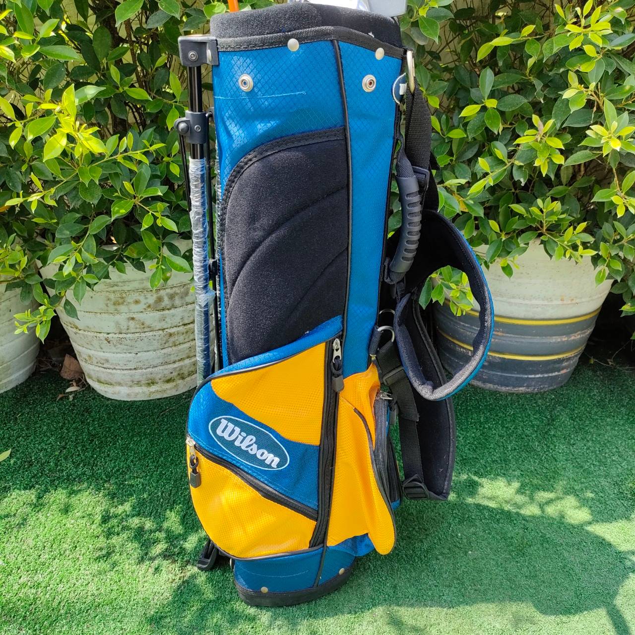 ** ไม้กอล์ฟสำหรับเด็ก ** FULLSET WILSON PROSTAFF ทั้งชุดประกอบด้วย หัวไม้ 1 เเละ HYBRID ชุดเหล็ก 5 7 เเละ SW ** ความยาวของเหล็ก 7 31 นิ้ว PUTTER พร้อมถุงกอล์ฟ ขาตั้ง WILSON ไม้ครบทุกระยะ ครบสำหรับคุณหนูๆเลยครับ