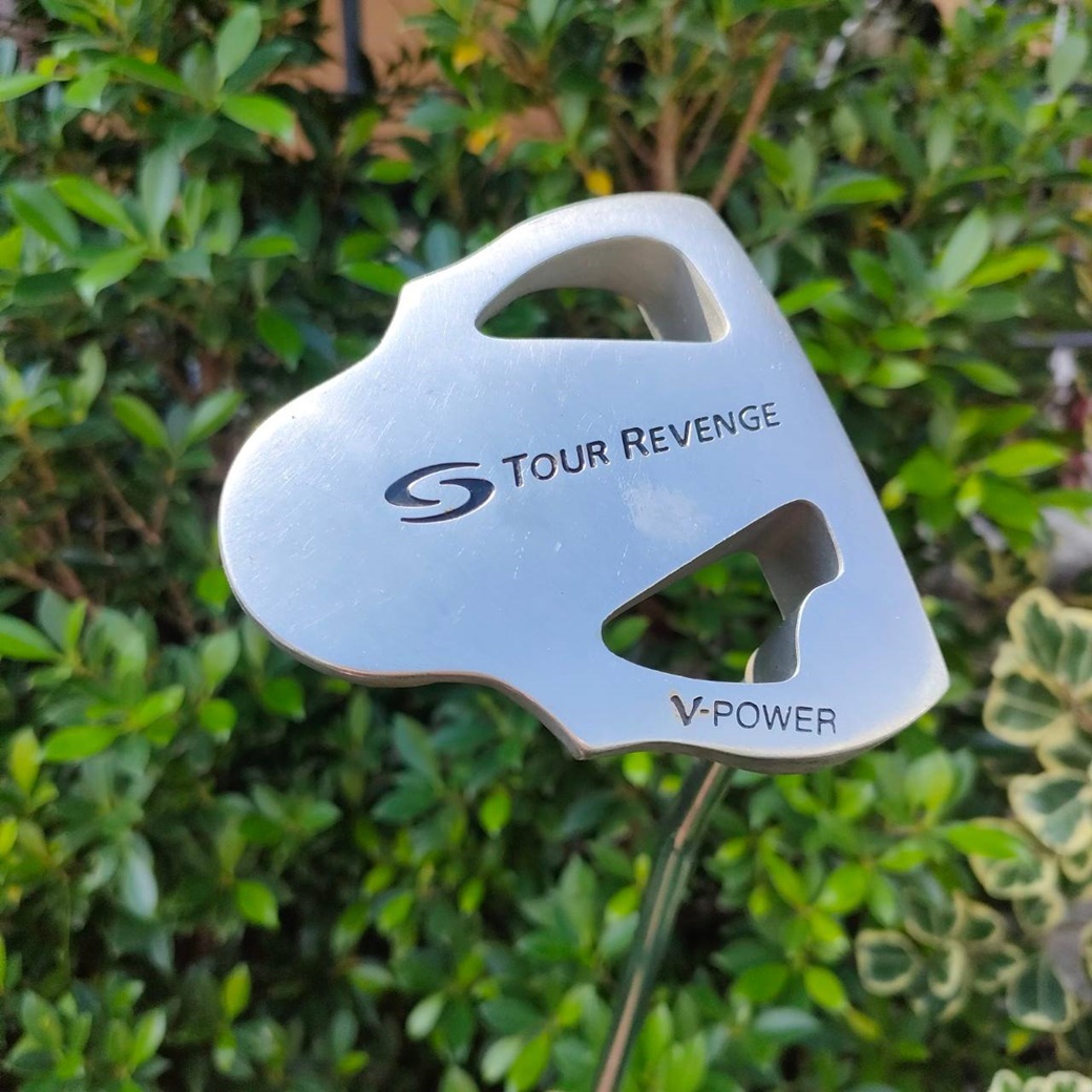 PUTTER TOUR REVENGE V-POWER ความยาว 33 นิ้ว เล็งง่ายมากๆๆๆ พัตต์ตรงมาก เวลาพัตต์ถ้าพัตต์ตบ หรือพัตต์เปิดจะรู้เลย มีทั้งบอล และมีทั้งขีด น้ำหนักดี หน้าไม้ดี