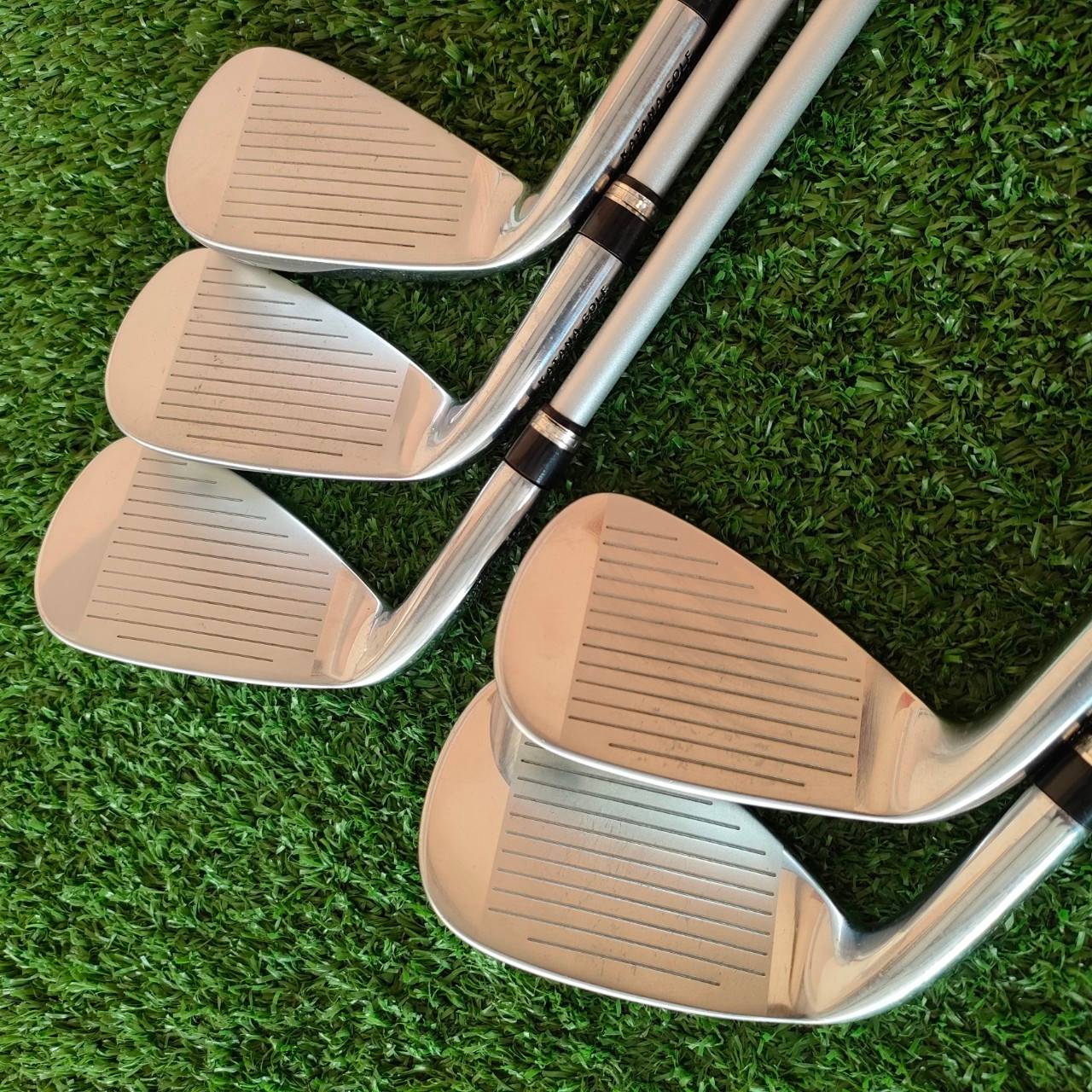 ชุดเหล็ก KATANA NINJA มีเหล็ก 6-9 เเละ PW ก้าน NINJA VOLTIO FLEX SR ตีไกลแบบจัดๆ ไกลกว่าปกติ 1 - 2 เหล็ก หน้าไม้ชันขึ้นมาก แต่ตีลูกลอยง่ายจัด และชดเชยความผิดพลาดสูง วัสดุพรีเมี่ยม ใบไม่ใหญ่เทอะทะ ก้านก็ดีมากๆครับ เหล็ก 6 ก็ไกลกว่าเหล็ก 5 หลายยี่ห้อครับ!!!