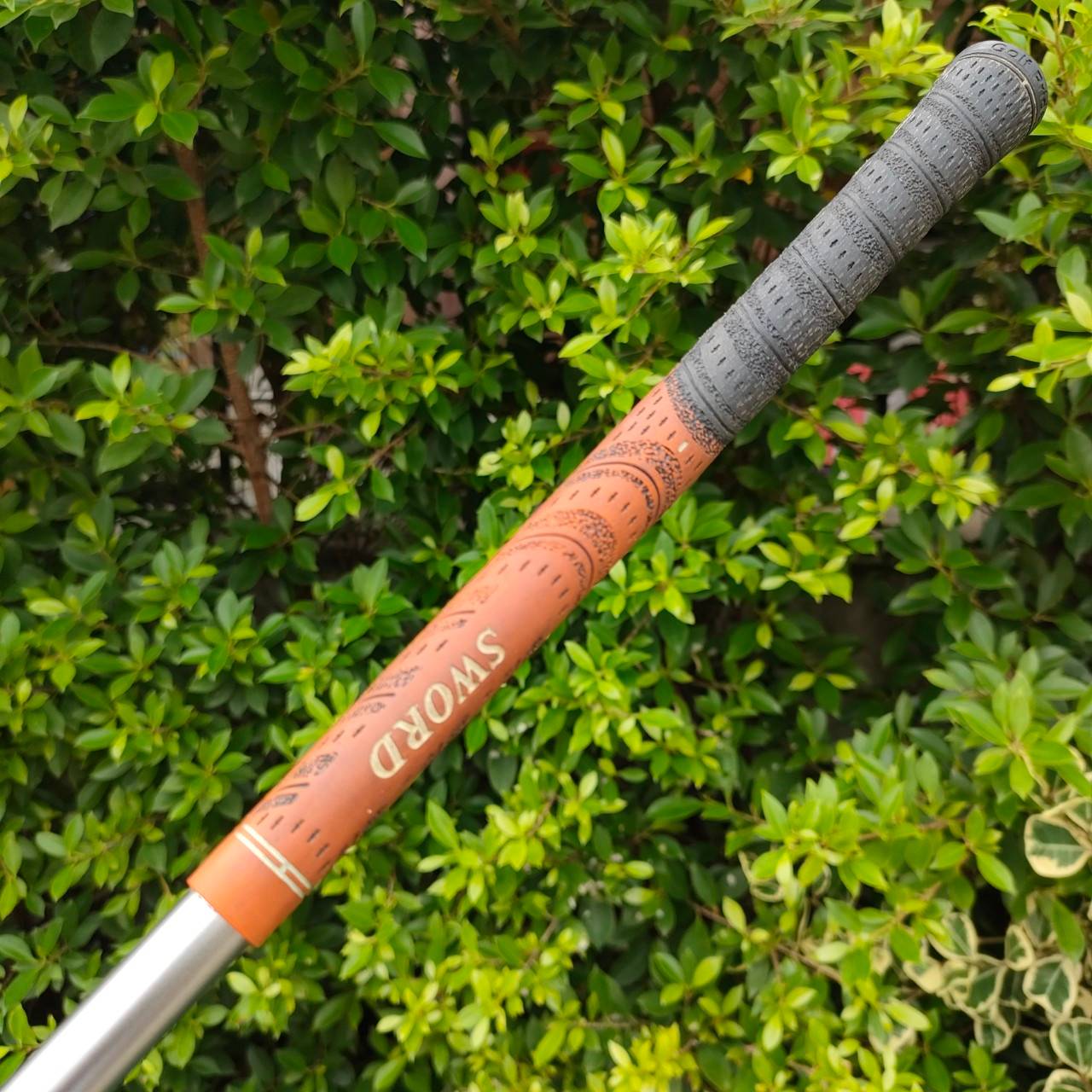 เหล็ก 7 SWORD iZU MAX ก้าน SWORD iZU MAX FLEX R เป็นเหล็ก 7 หน้าเด้ง สภาพสวยมาก เหล็กชิ้นนี้ช่วยมากในการตี ของพรีเมี่ยมญี่ปุ่นแท้ๆ เป็นเหล็กที่ช่วยให้ตีโดนขึ้นมาก และได้ระยะดี ไม้กอล์ฟมือสอง ของแท้ BY NakaraLuxurious