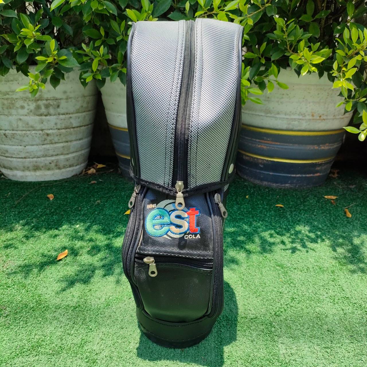 ถุงเก็บความเย็น EST มือสอง เป็นถึงใบเล็กไว้ใส่ขวดน้ำด้านใน และมีที่เก็บความเย็น และใส่ของ ที่ต้องใช้ตอนออกรอบ หรือเอาไว้ สำหรับตั้งโชว์ก็ได้นะครับ น่ารักมาก