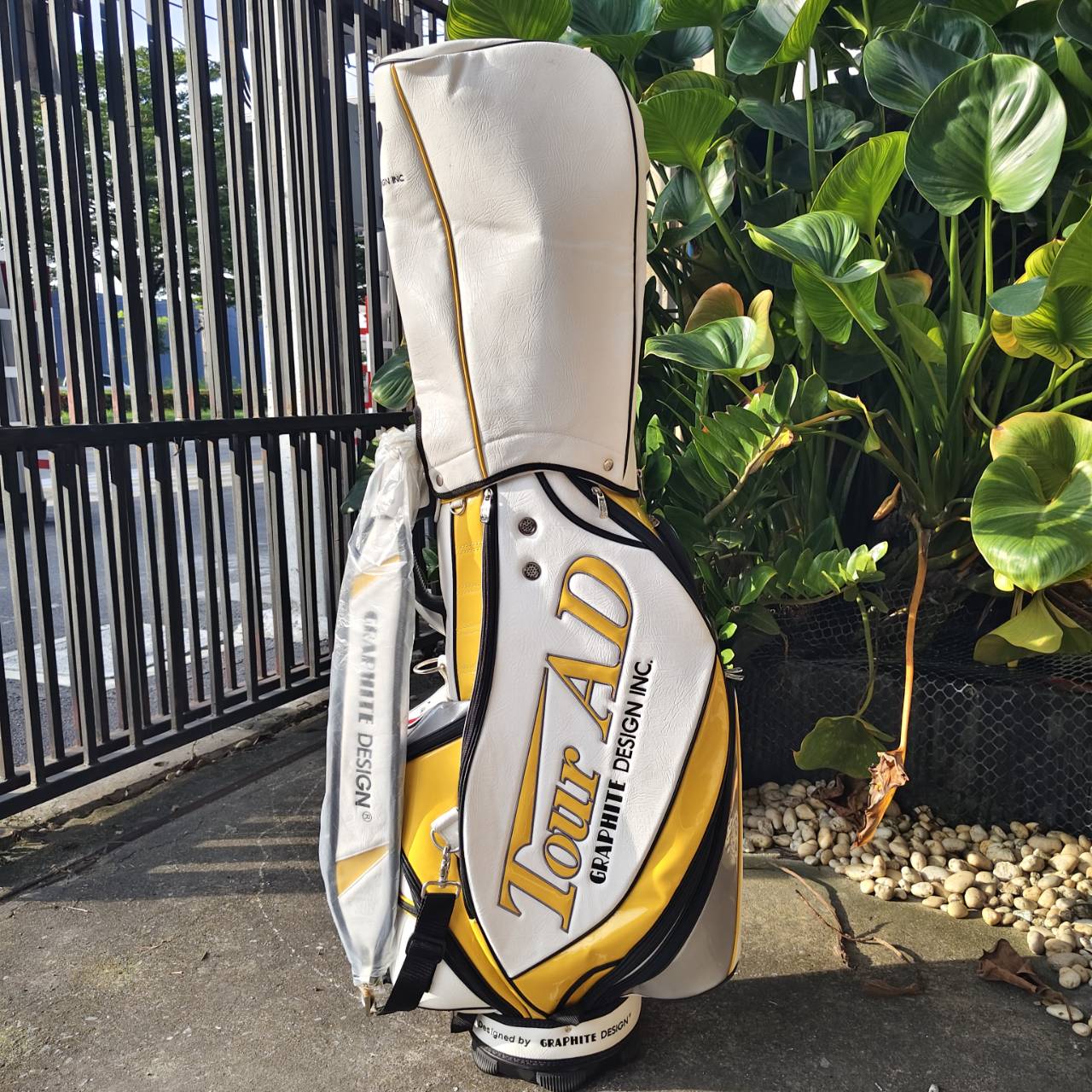 จัดให้แบบเต็มที่กับสุดยอดถุงกอล์ฟ3 ถุงกอล์ฟ TOUR AD ถุง TOUR ใบใหญ่ มือสองสภาพสวยมาก แทบไม่ได้ใช้เลย