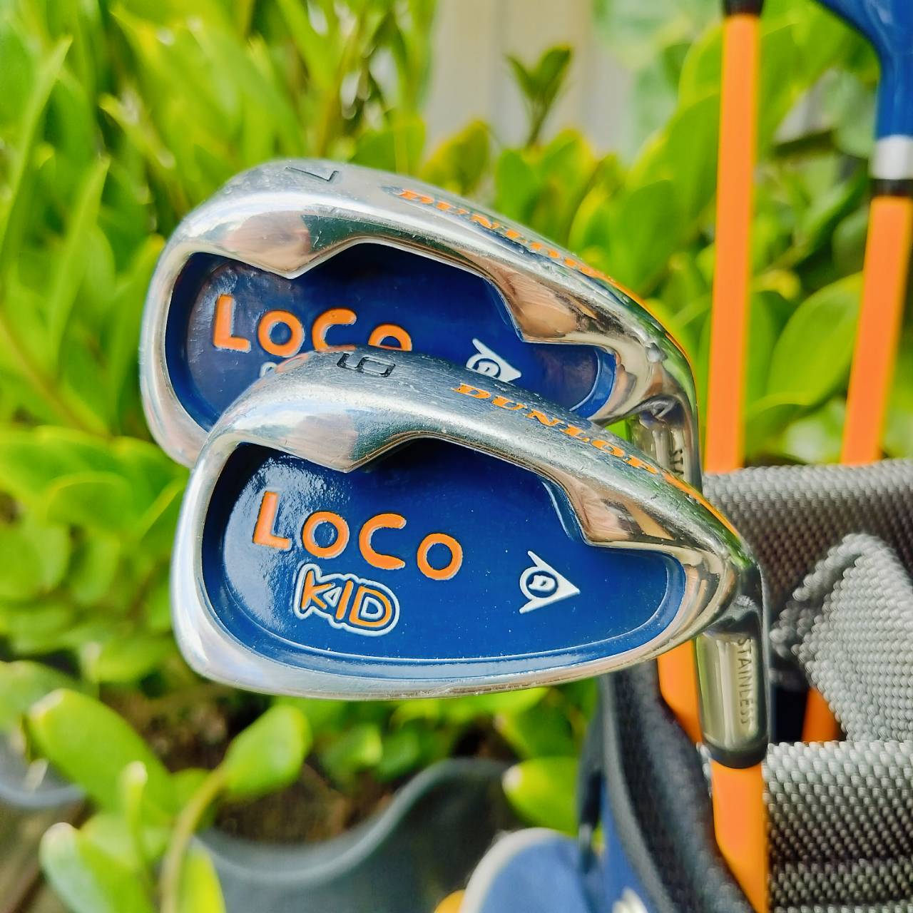 ไม้กอล์ฟครบชุดสำหรับเด็ก DUNLOP LOCO KID เหล็ก 7 ยาว 34 นิ้ว พร้อมถุงกอล์ฟขาตั้ง เล่นได้ครบทุกระยะของเด็ก สภาพสวยระดับนางฟ้า ถุงกอล์ฟมีสายสะพายเป้ด้วย สำหรับแข่งขันกอล์ฟเยาชนได้ค่ะ ไม้กอล์ฟพรีเมี่ยมมือสอง ของแท้ By NakaraLuxurious