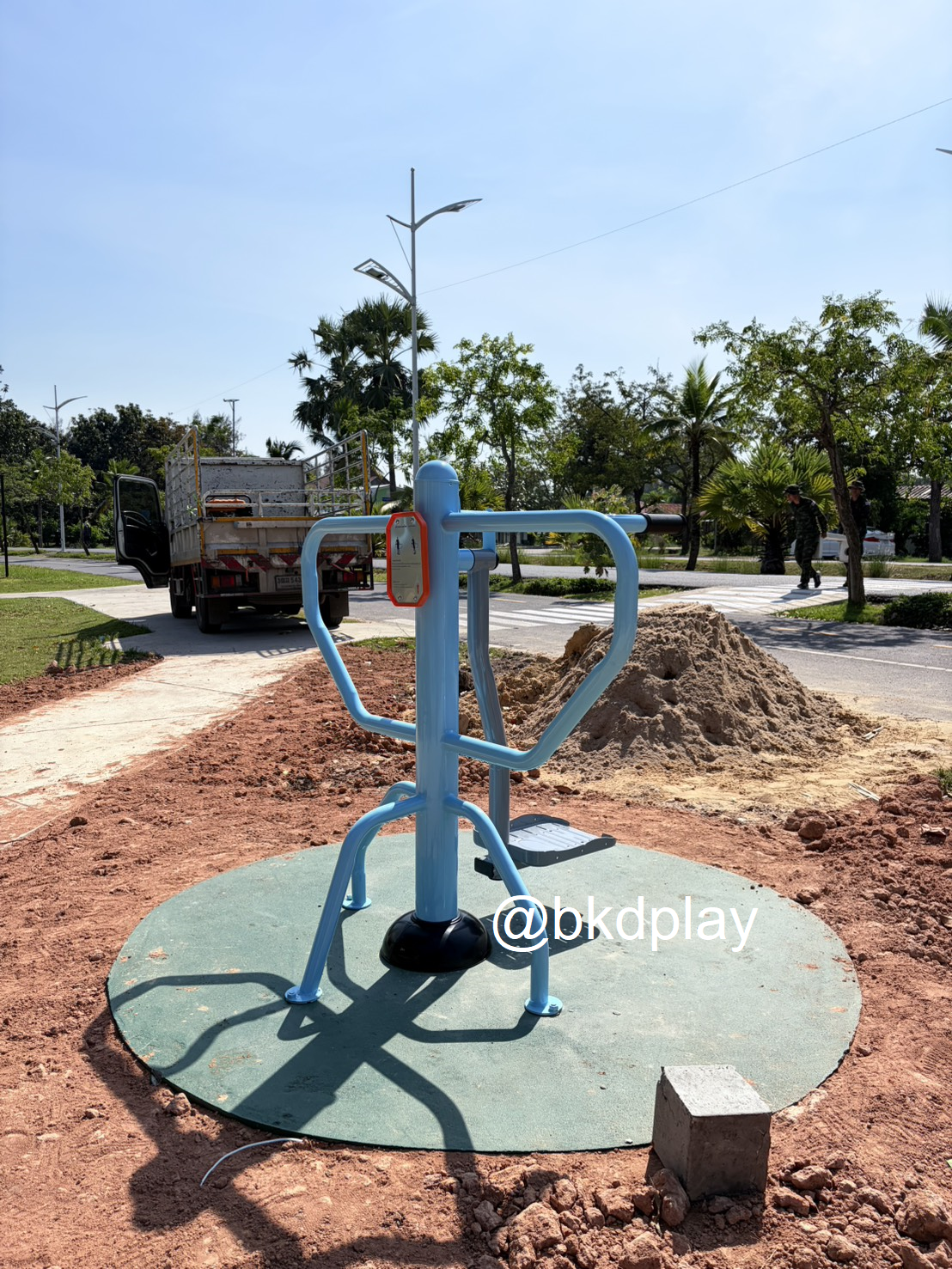 เครื่องออกกำลังกาย กลางแจ้ง อุปกรณ์แกว่งสะโพก-ทรงตัวเดี่ยว ลานกีฬา อเนกประสงค์ สนามกีฬา ผลิตในไทย สั่งทำตามสีที่ต้องการได้