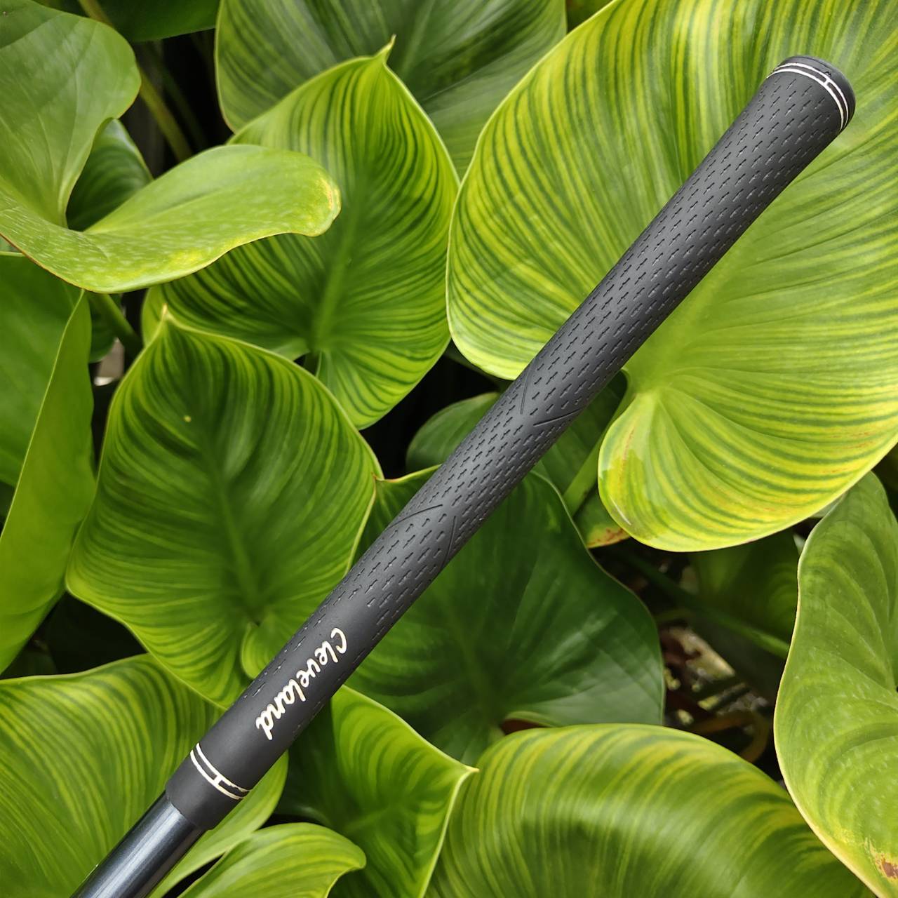 Hybrid Cleveland Mashie GlideRail+ 23° GlideRail+ Technology — พื้น sole ลื่นผ่านหญ้า ลดโอกาสตีติด